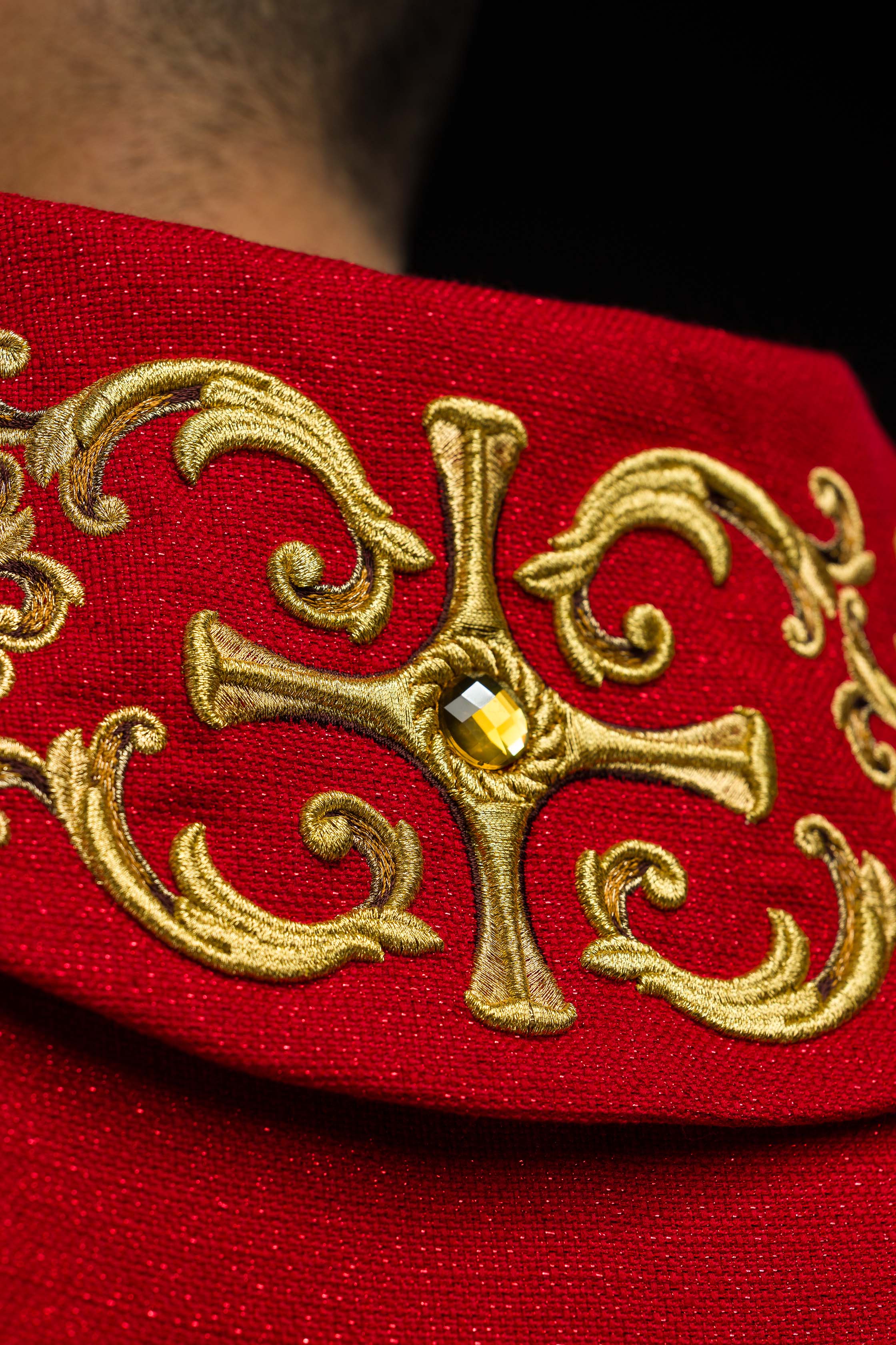 Casula vermelha ricamente bordada com pedras - chasubles.com.br