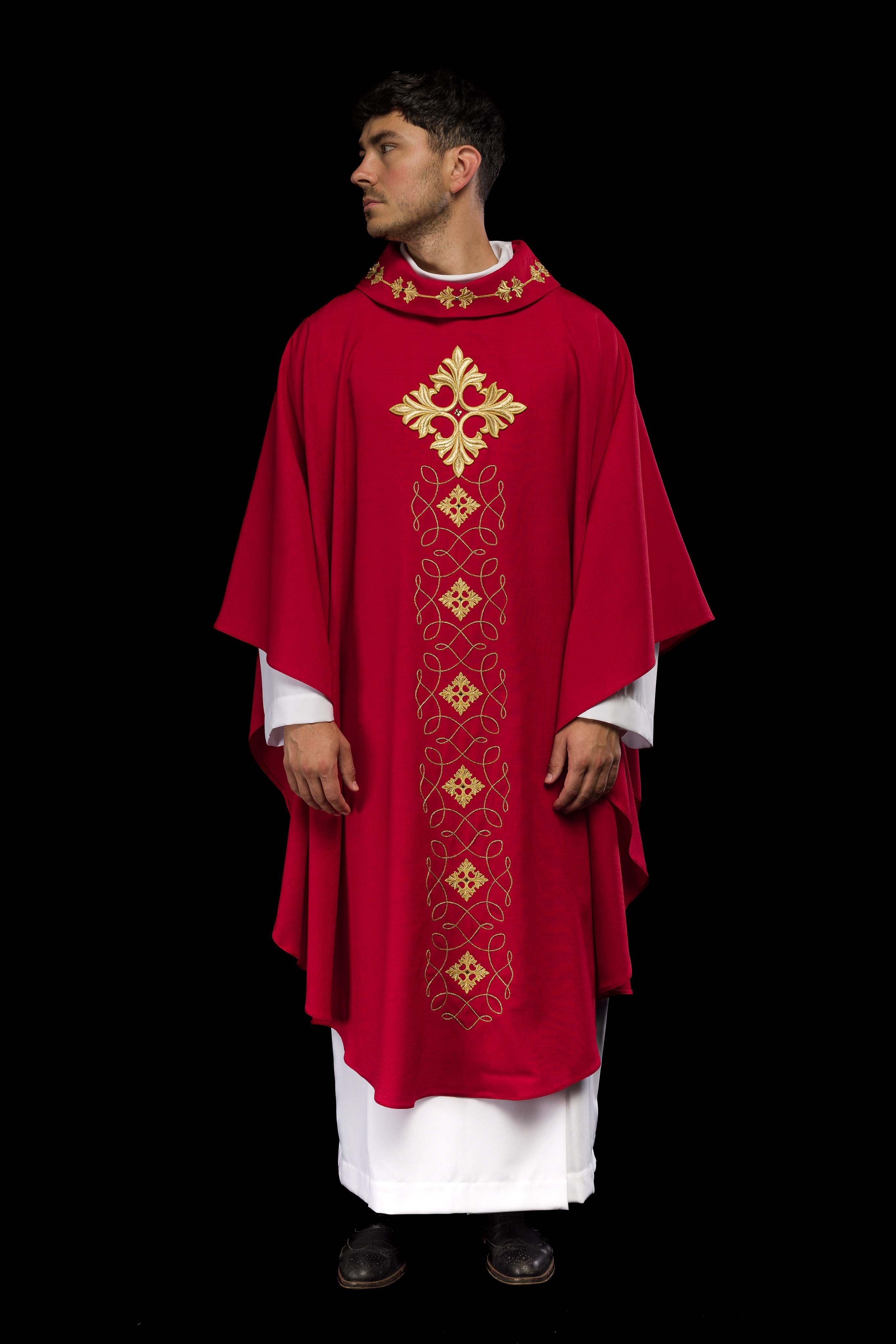 Casula vermelha ricamente bordada com cordão e pedras - chasubles.com.br
