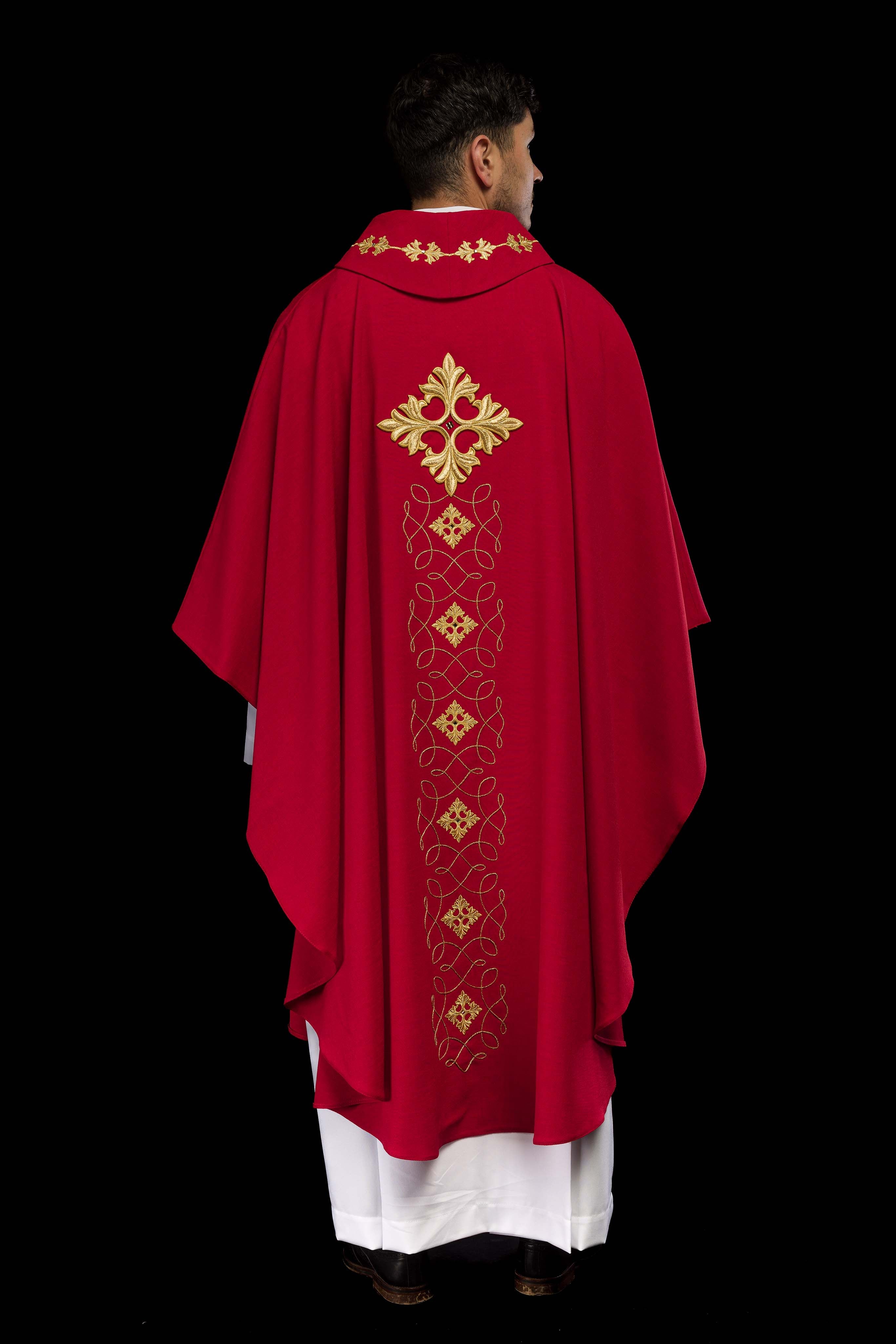 Casula vermelha ricamente bordada com cordão e pedras - chasubles.com.br