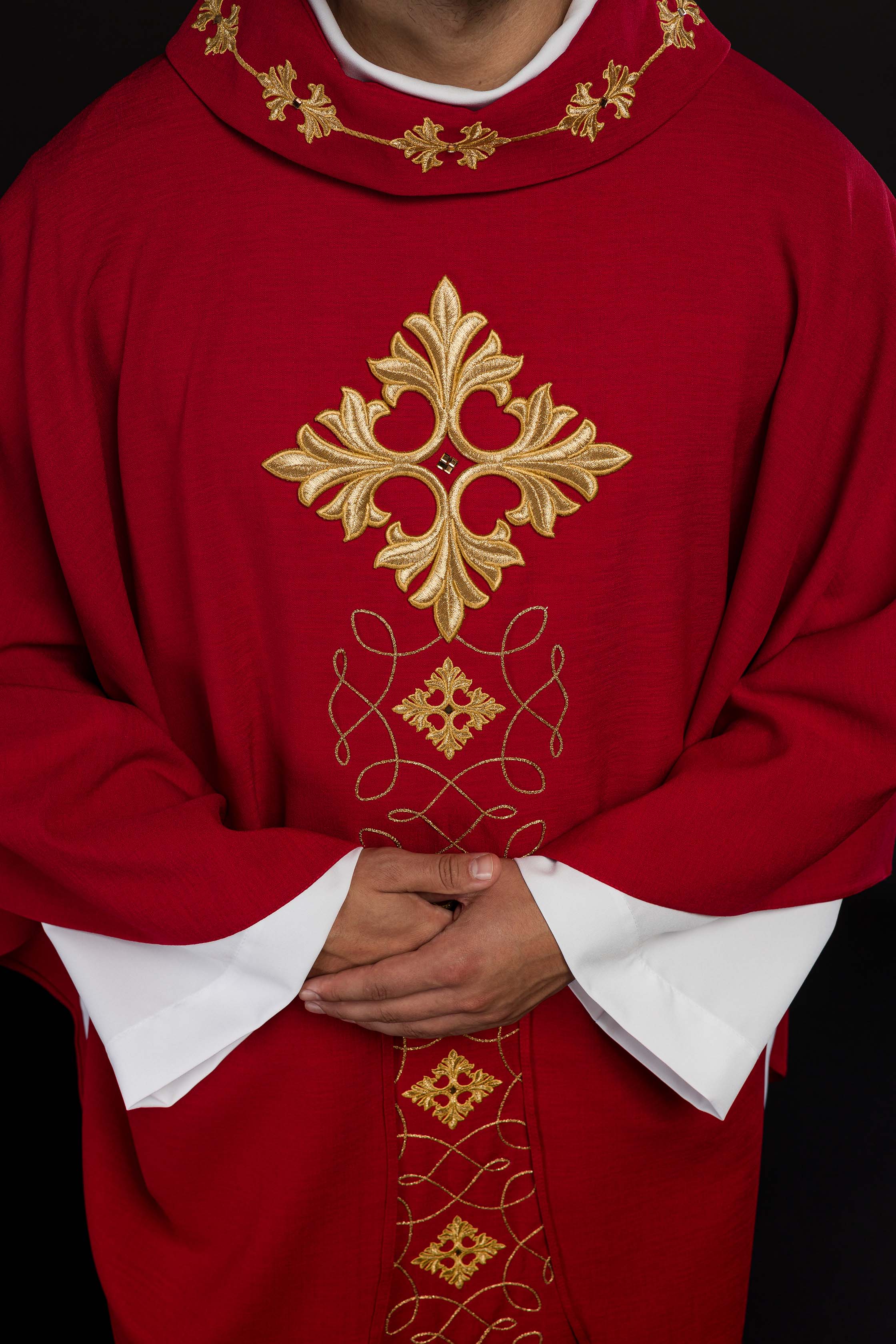 Casula vermelha ricamente bordada com cordão e pedras - chasubles.com.br