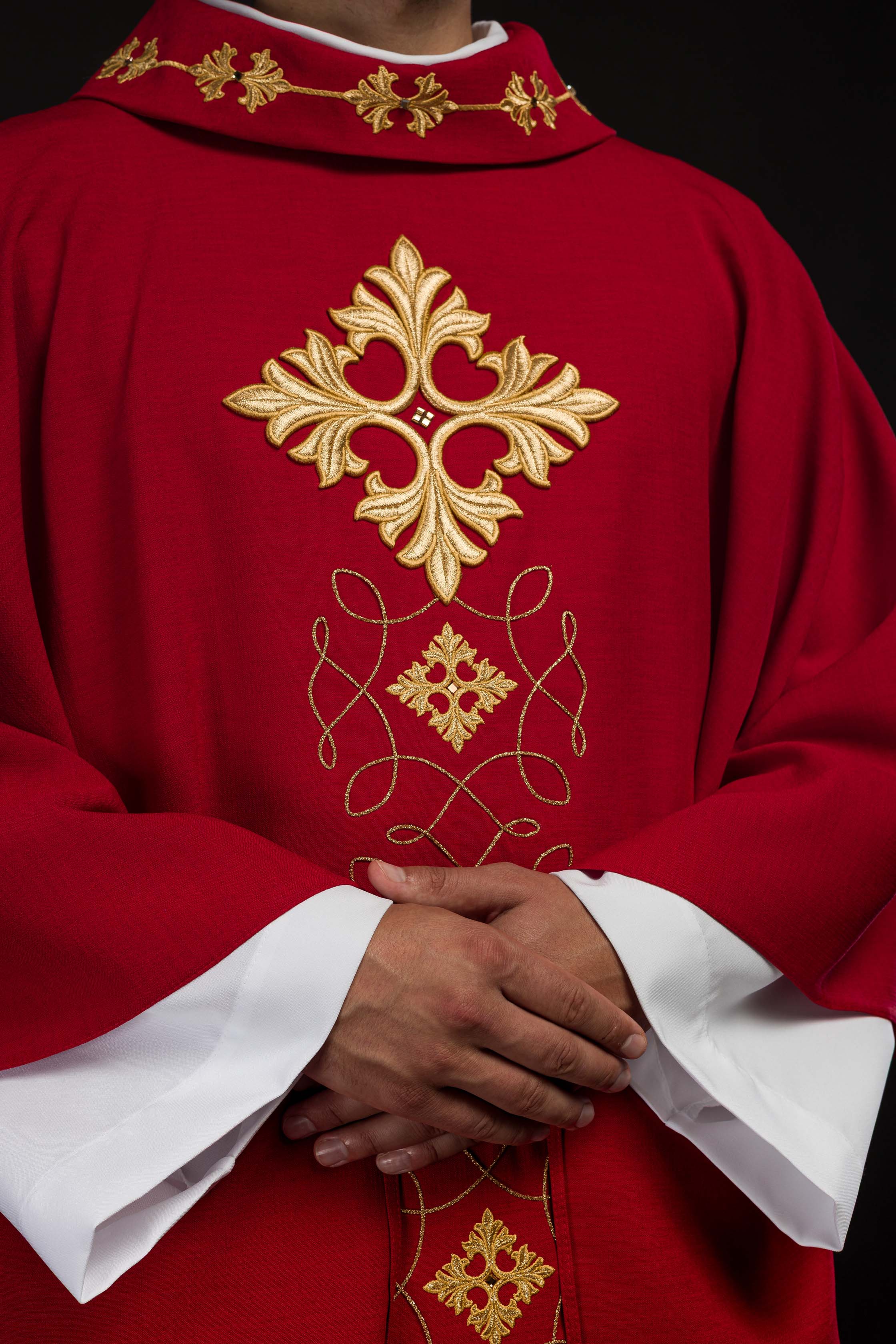 Casula vermelha ricamente bordada com cordão e pedras - chasubles.com.br