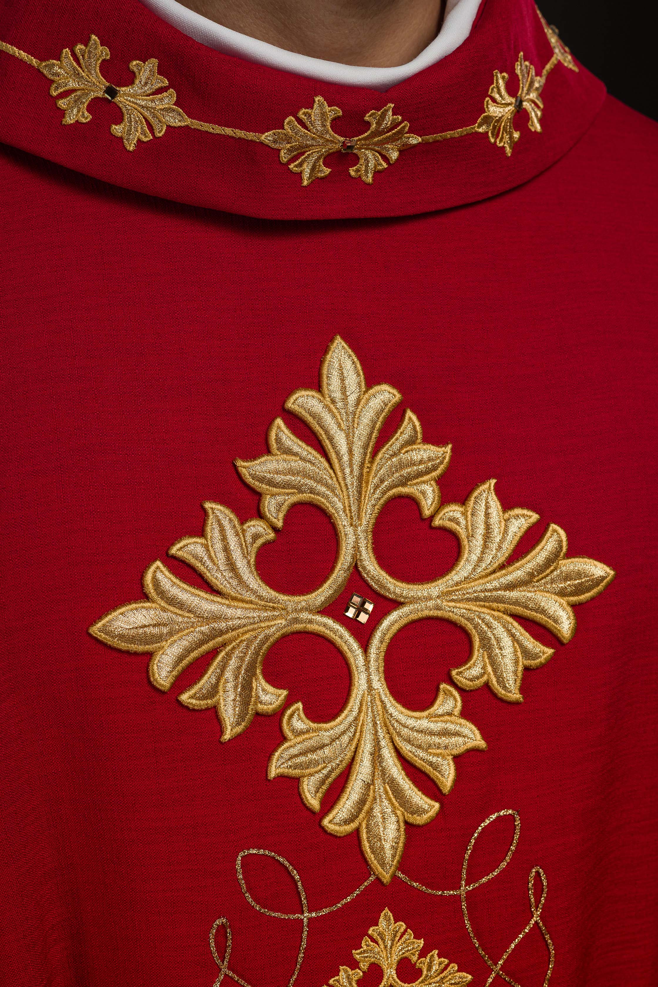 Casula vermelha ricamente bordada com cordão e pedras - chasubles.com.br