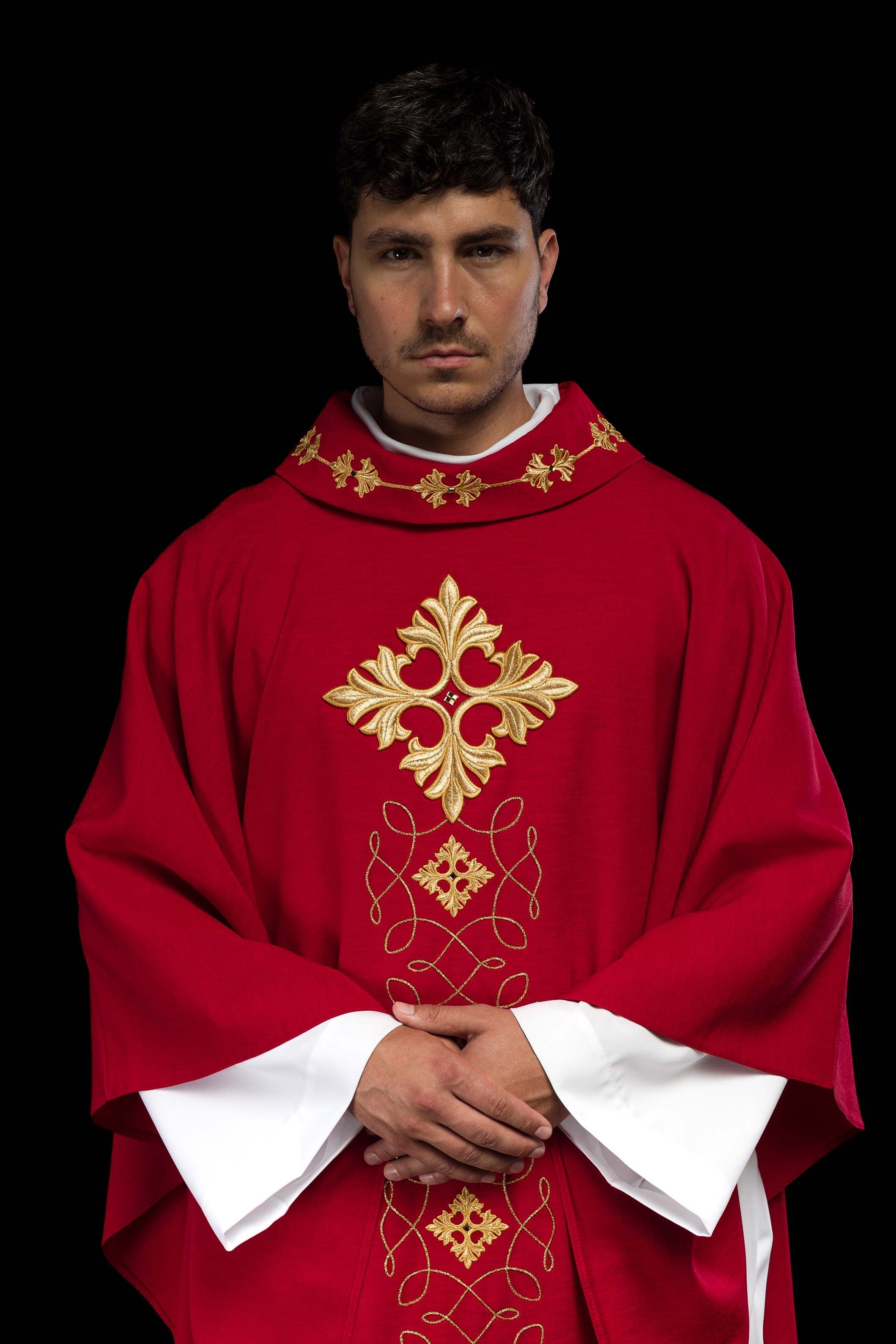 Casula vermelha ricamente bordada com cordão e pedras - chasubles.com.br