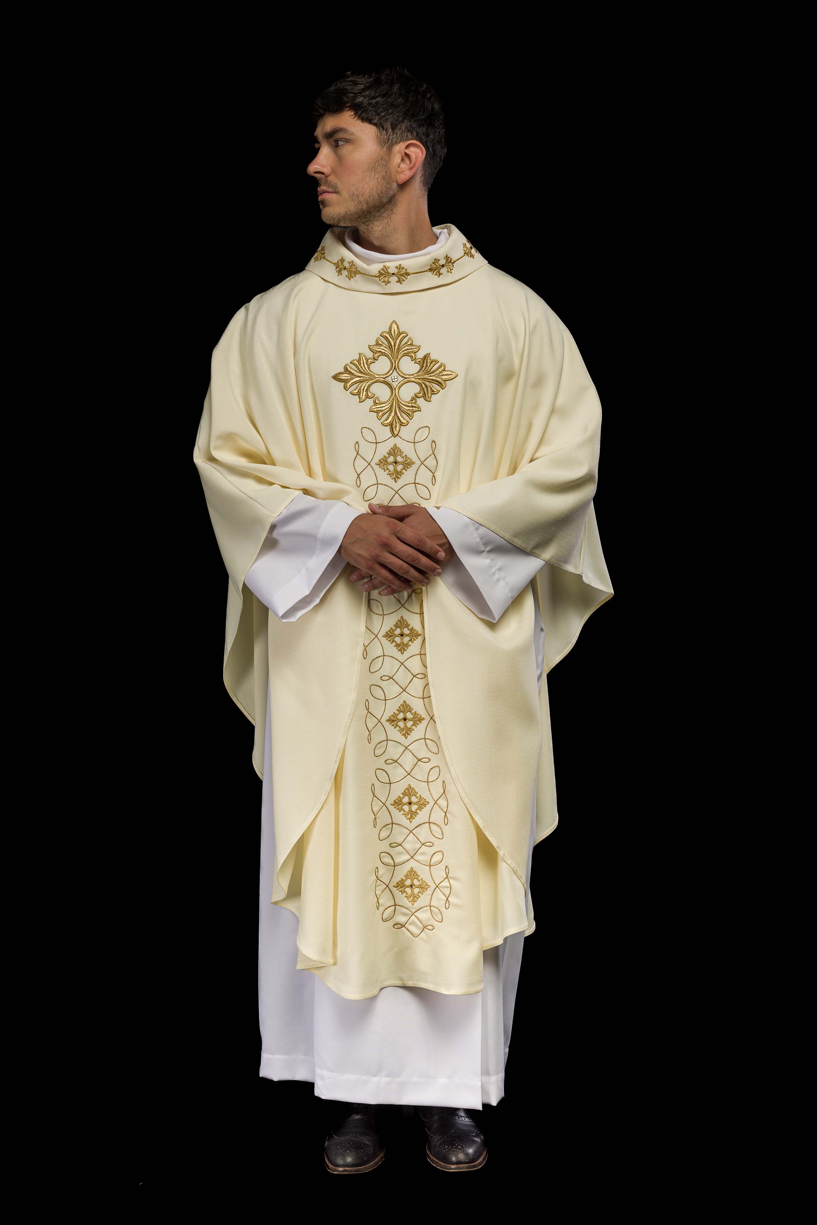 Casula ecru bordada com cordão adornado com pedras