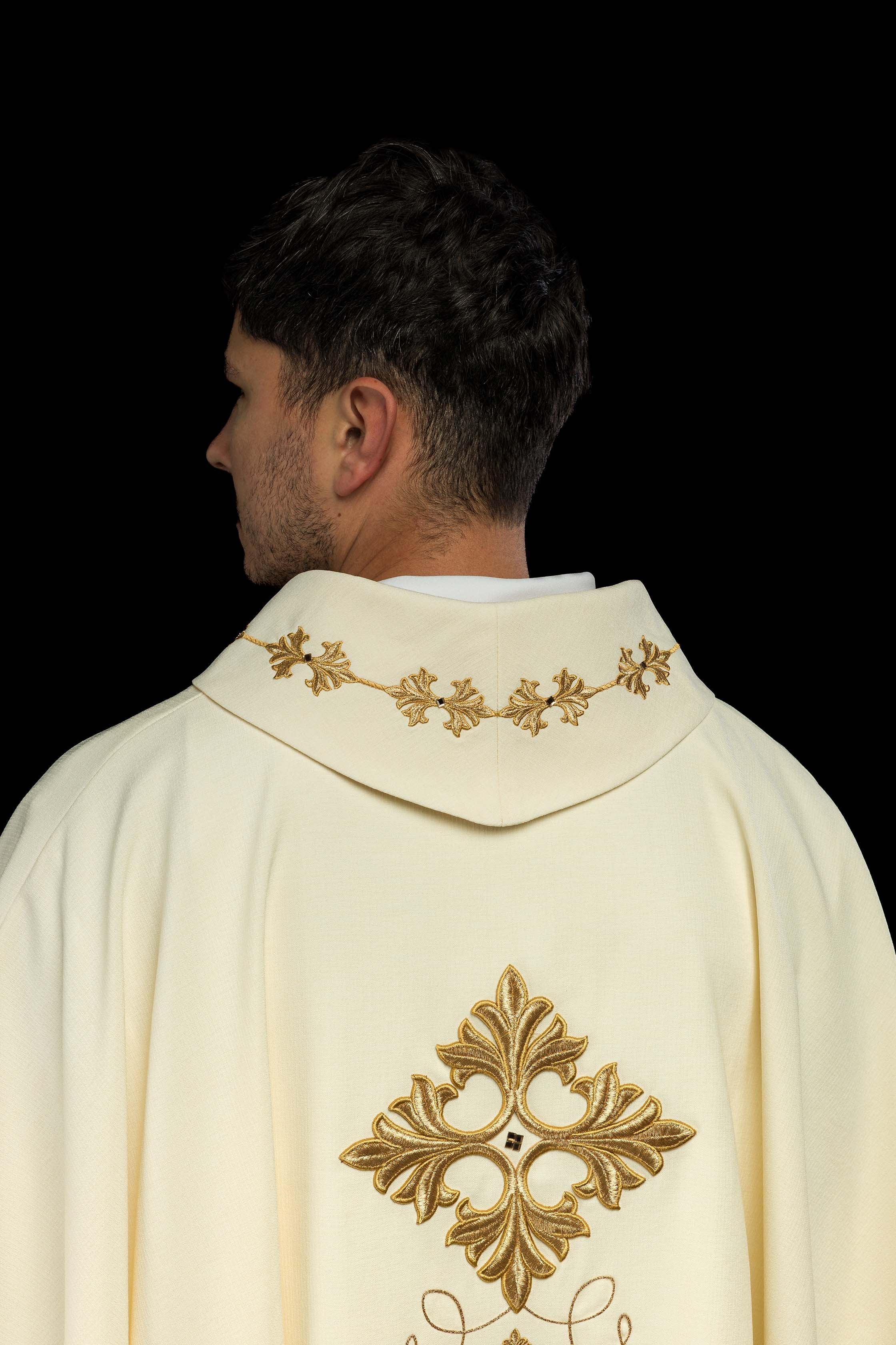 Casula ecru bordada com cordão adornado com pedras