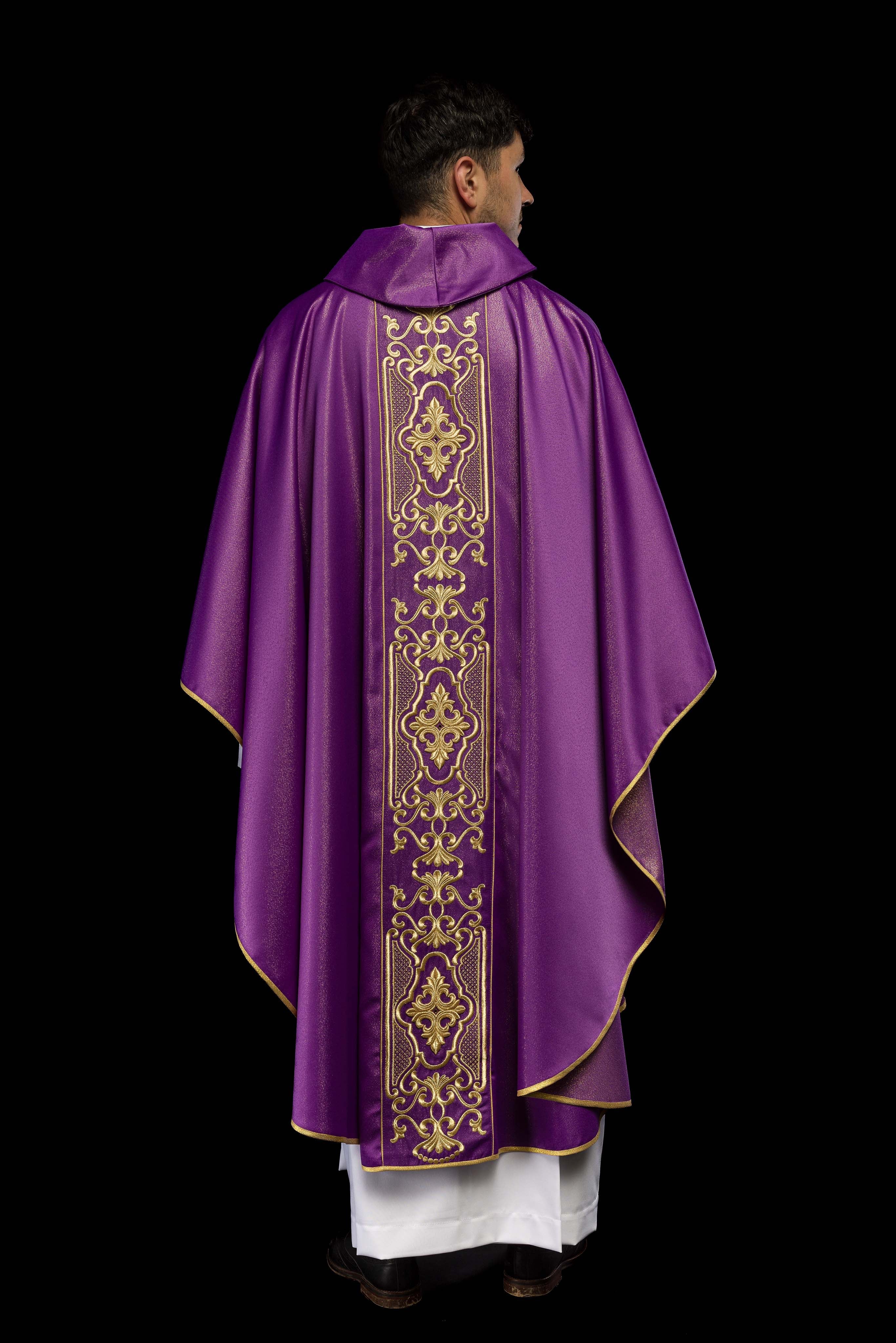 Casula roxa com bordado floral dourado