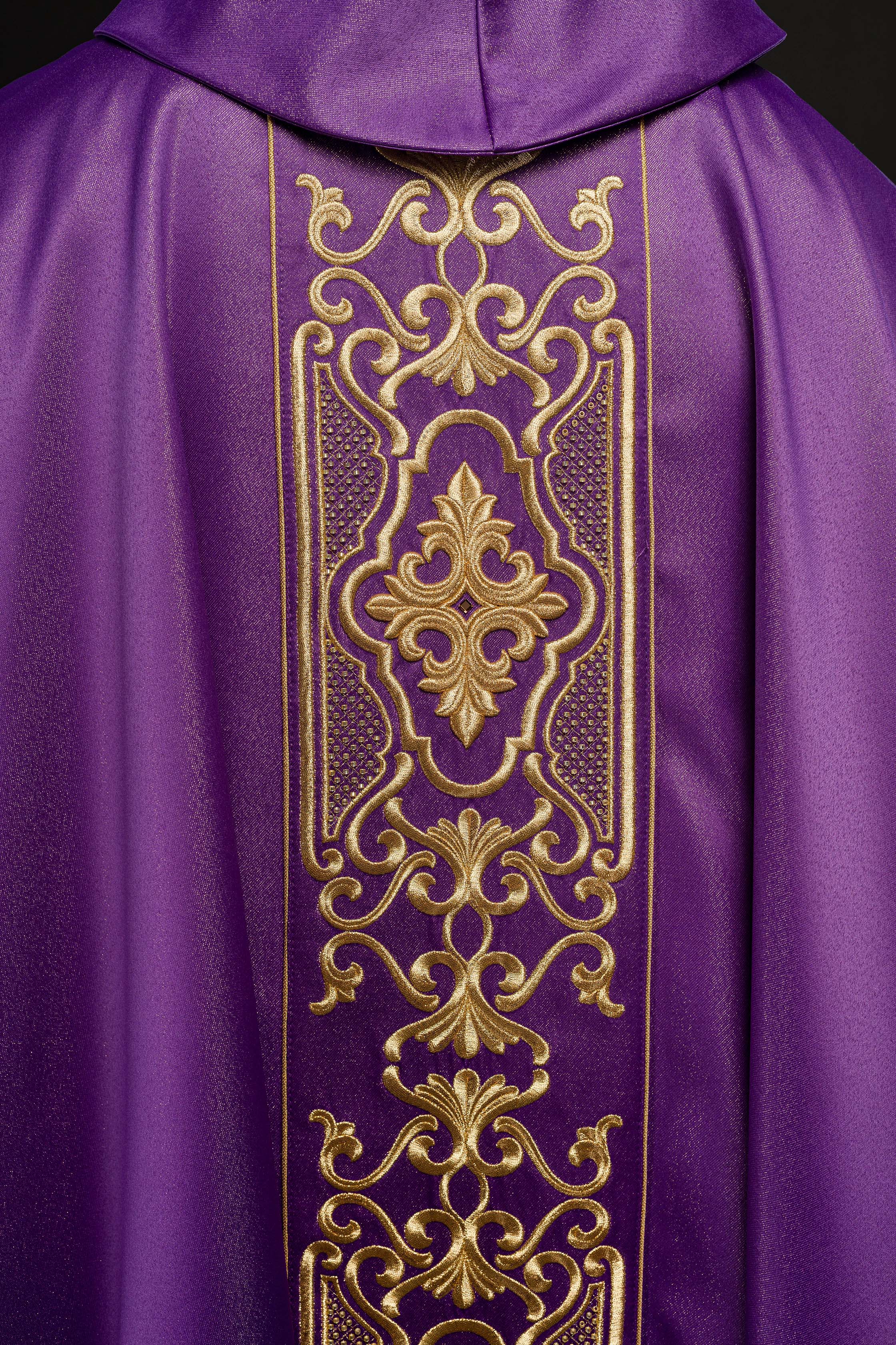 Casula roxa com bordado floral dourado