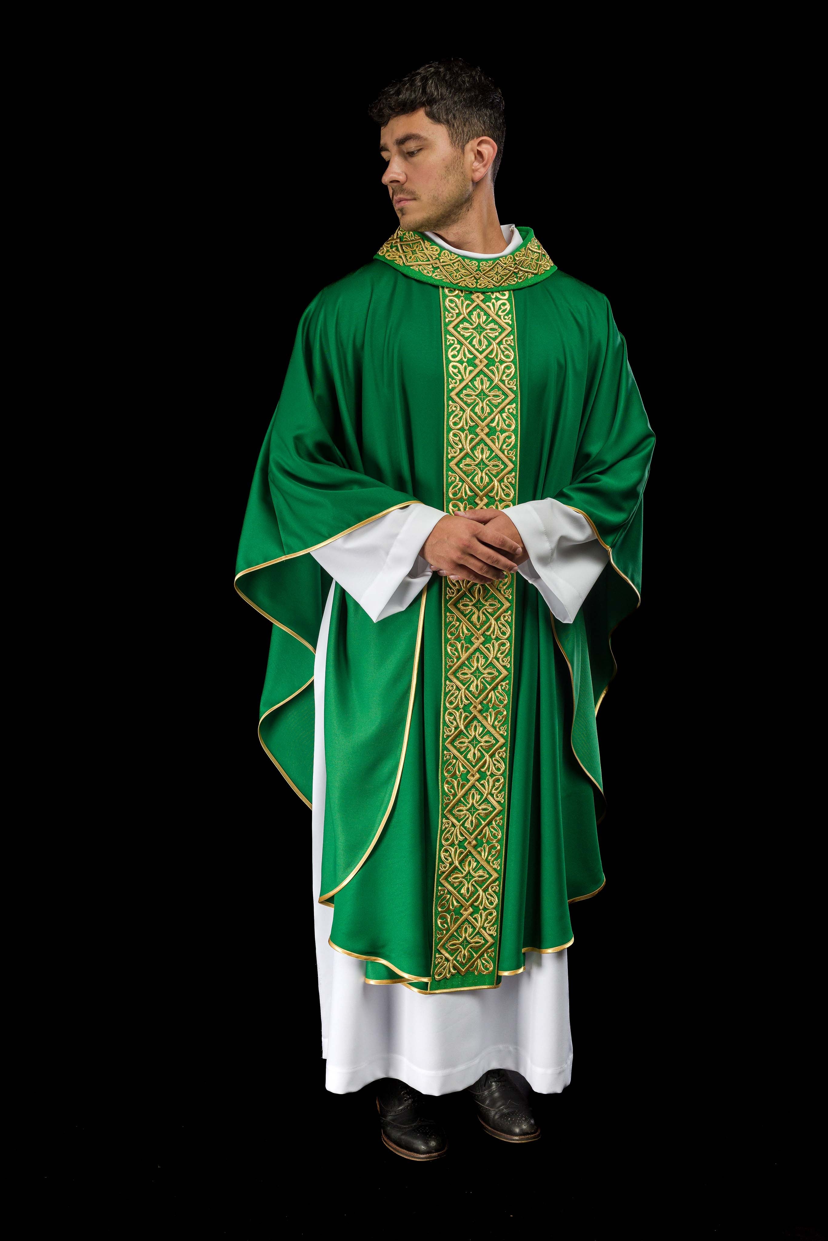 Casula verde com bordado floral e cruzes