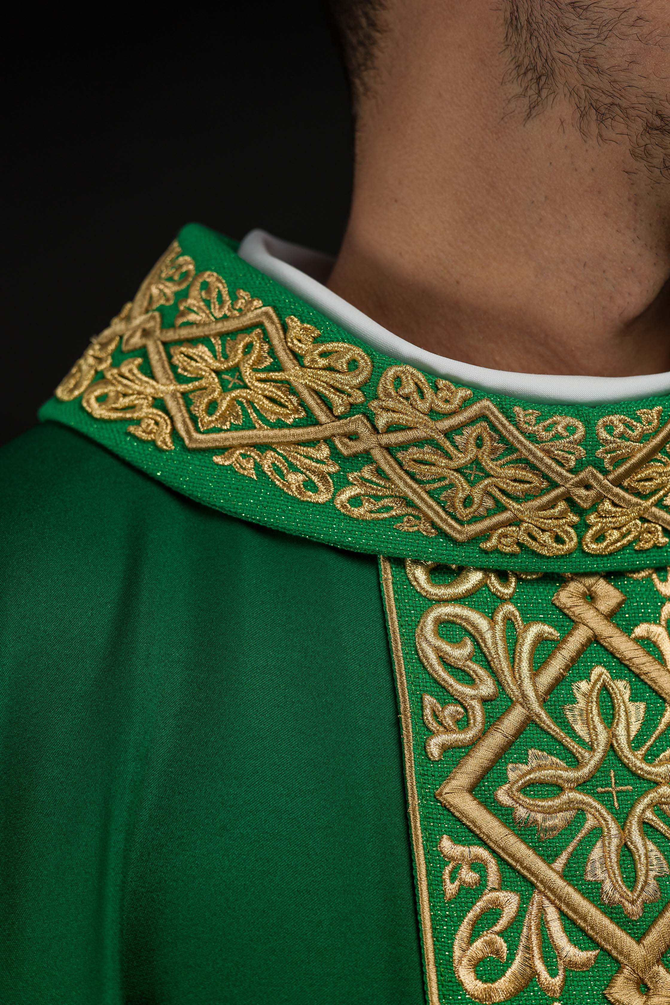 Casula verde com bordado floral e cruzes