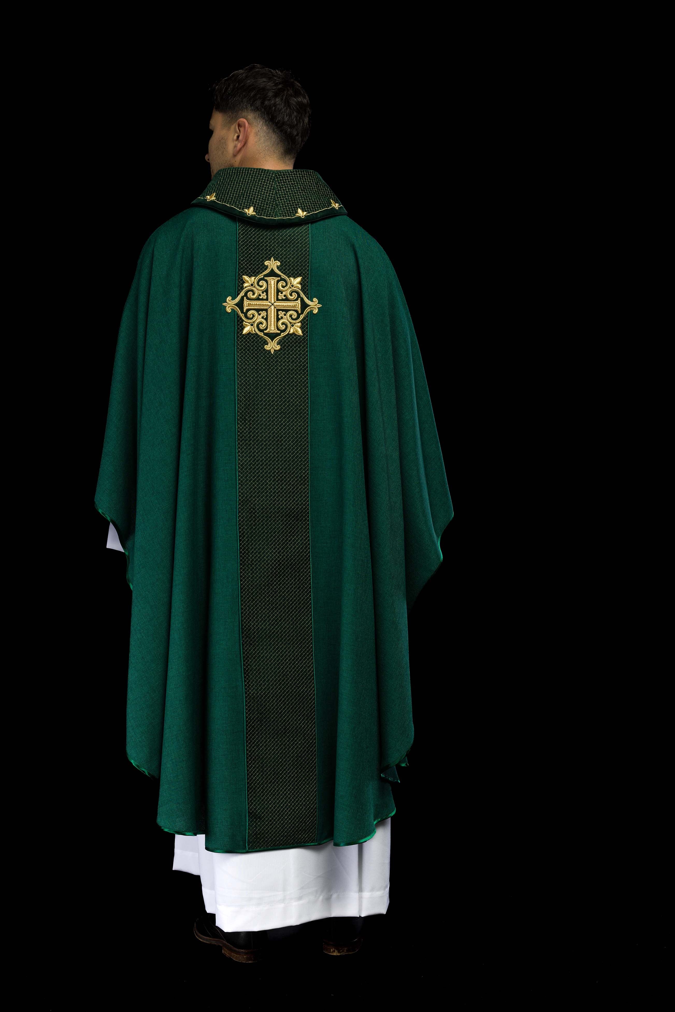 Casula bordada em veludo com símbolo da cruz verde - chasubles.com.br