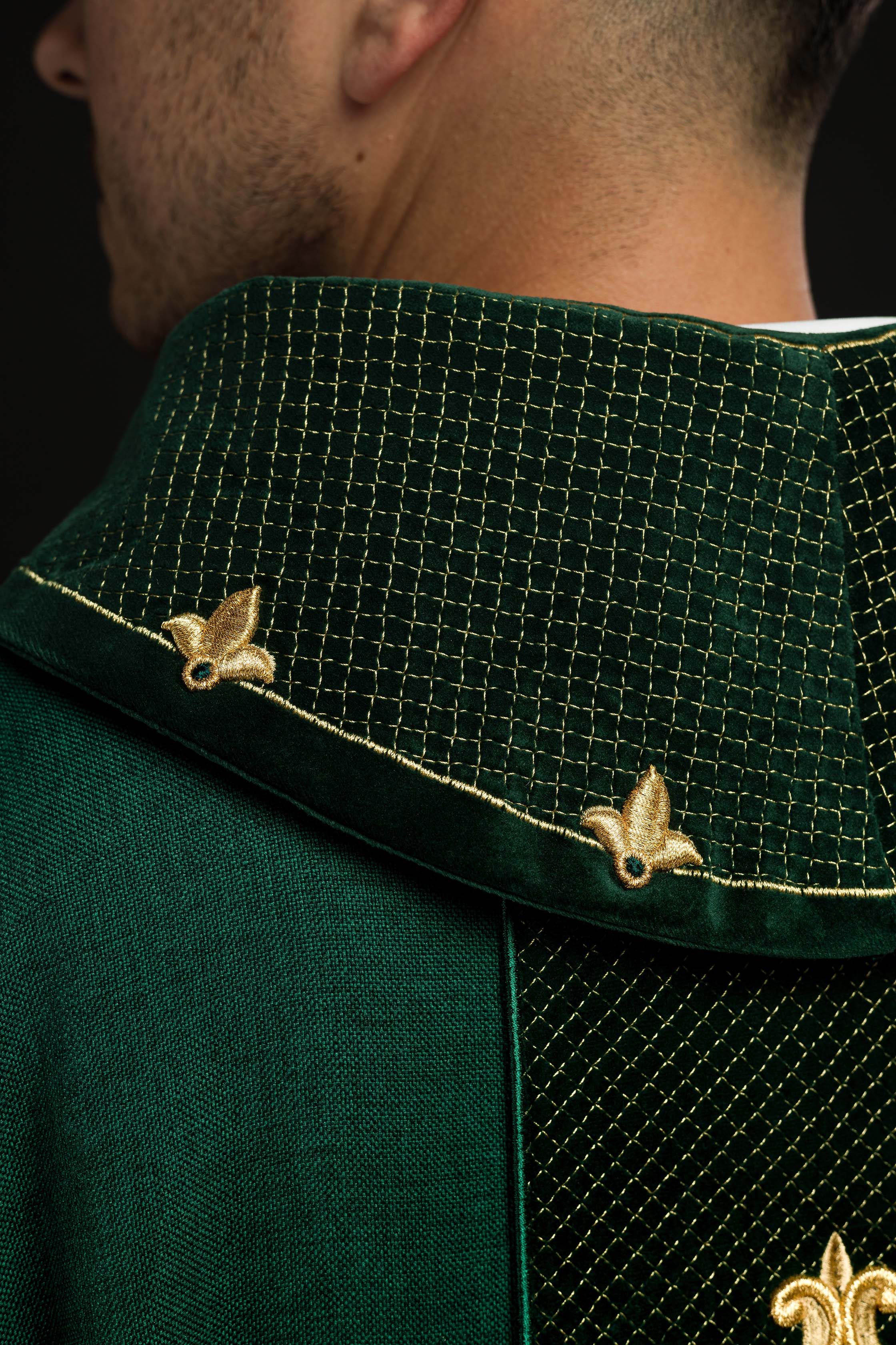 Casula bordada em veludo com símbolo da cruz verde - chasubles.com.br
