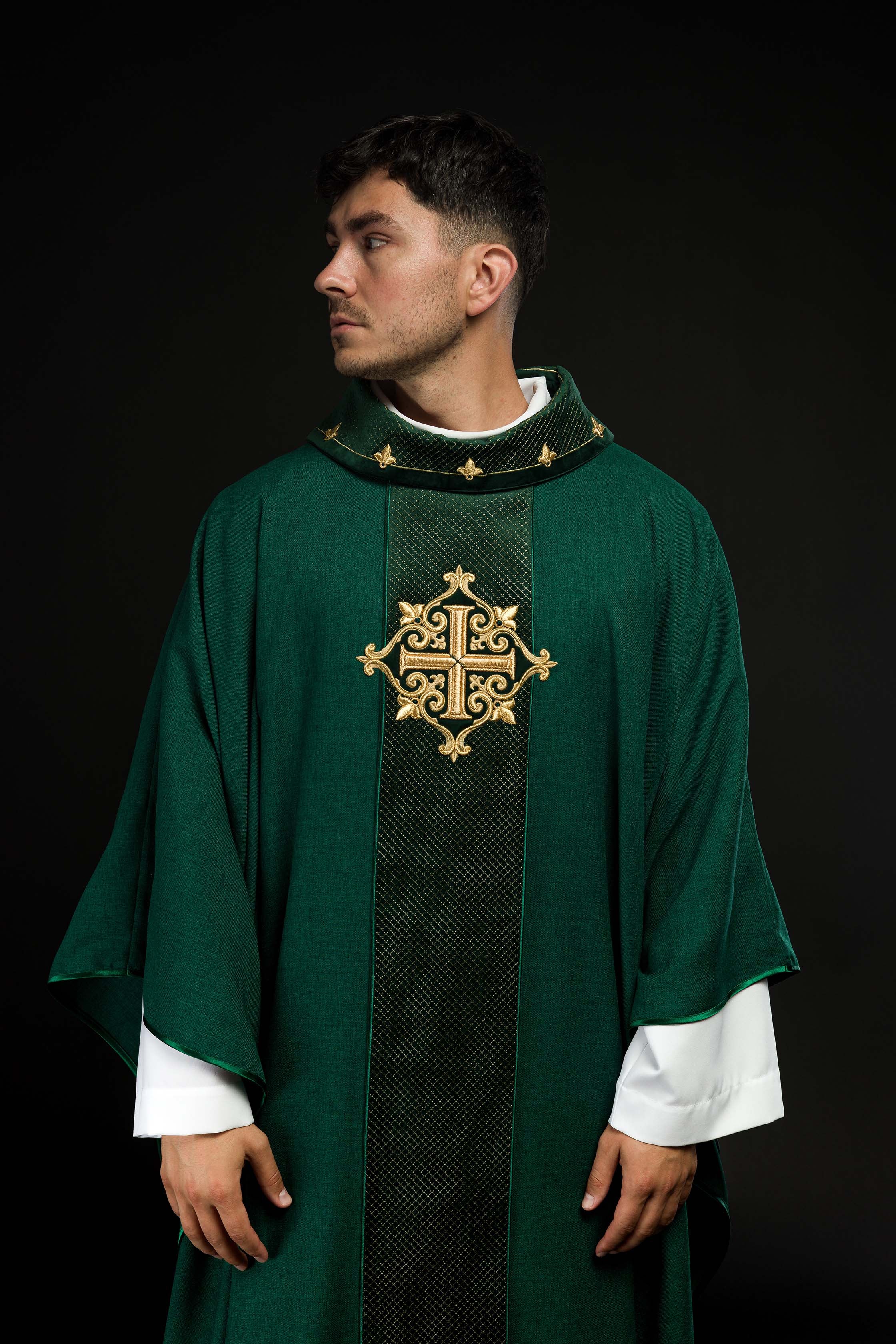 Casula bordada em veludo com símbolo da cruz verde - chasubles.com.br