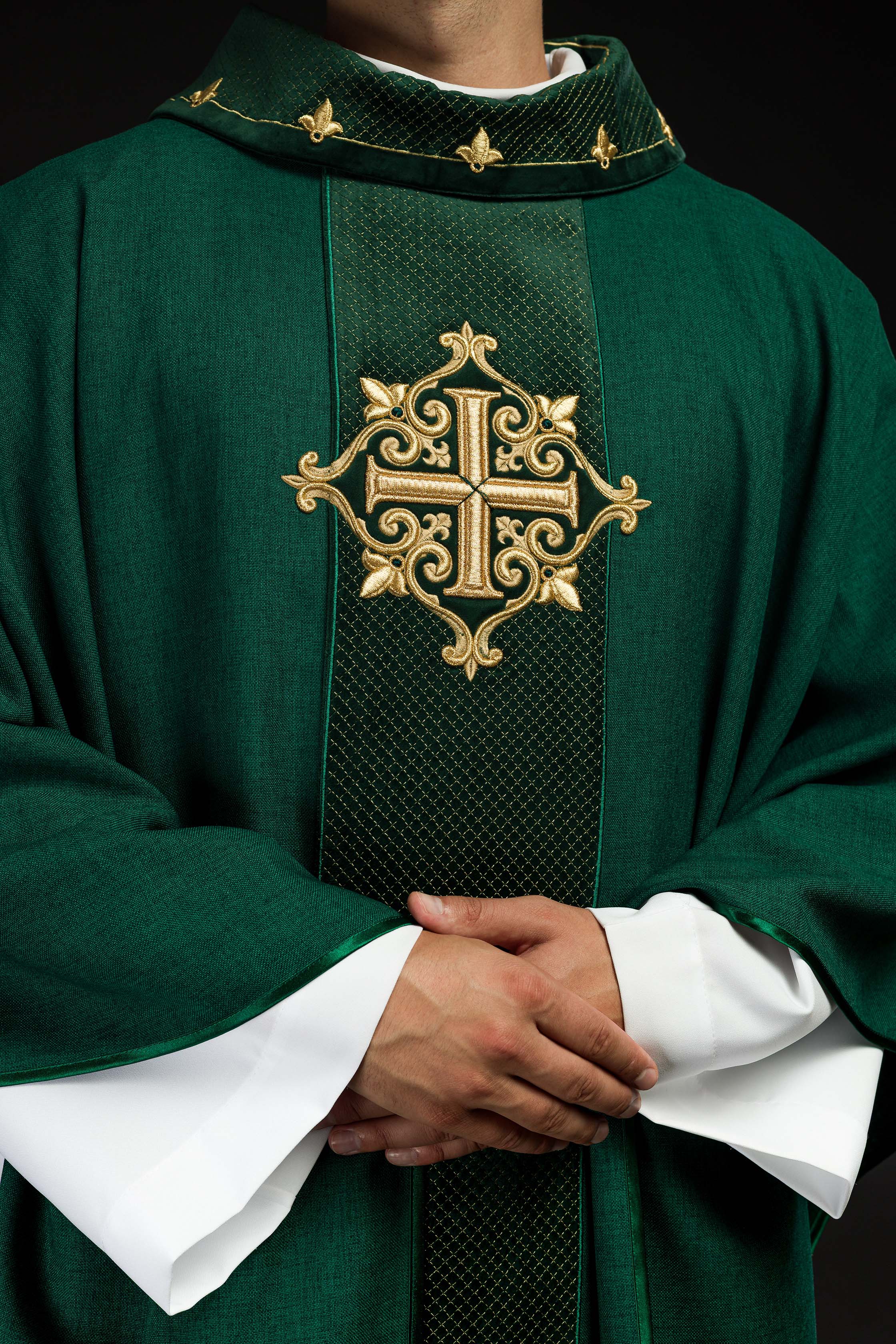 Casula bordada em veludo com símbolo da cruz verde - chasubles.com.br