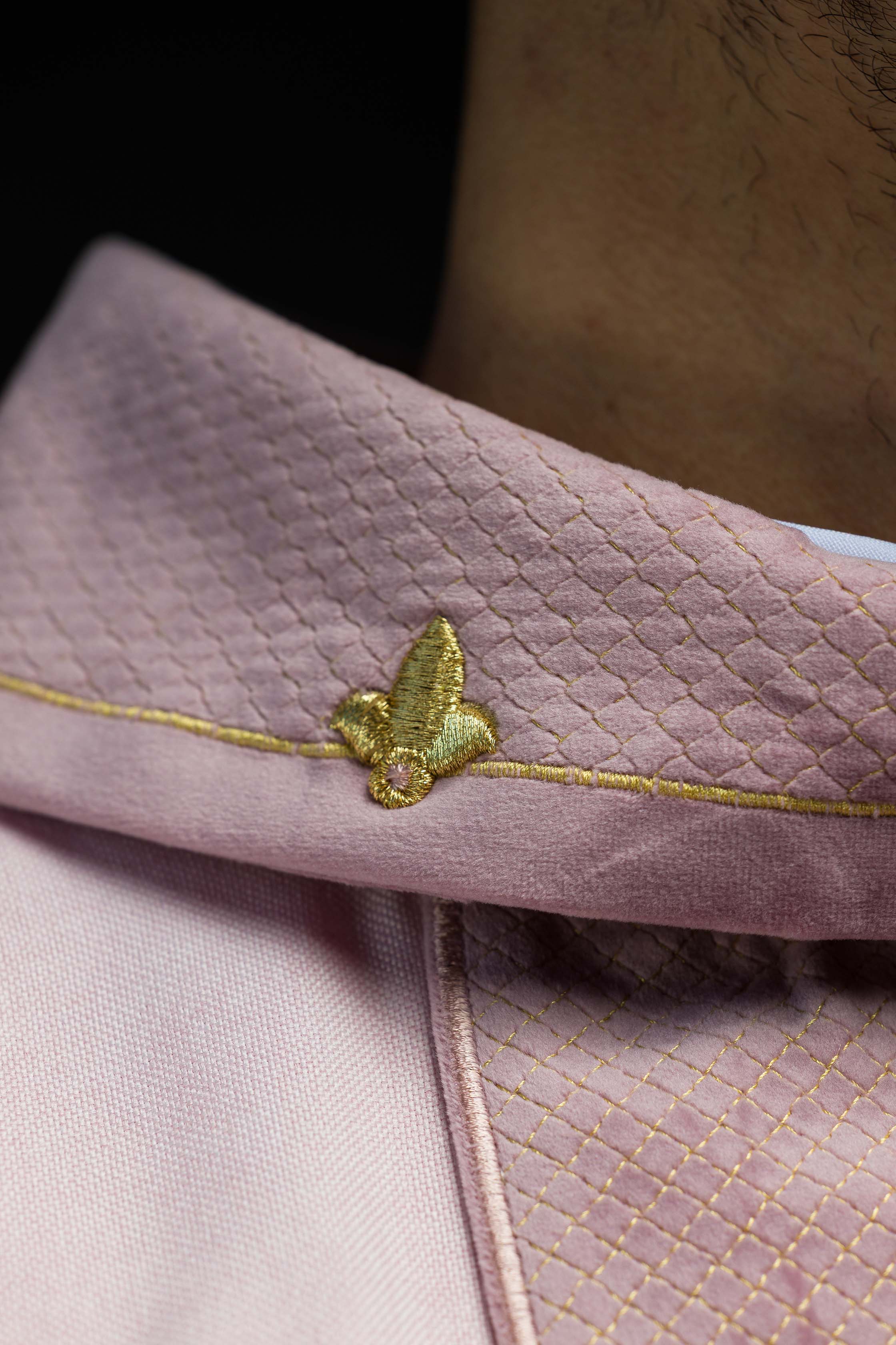 Casula bordada em veludo com símbolo de cruz rosa