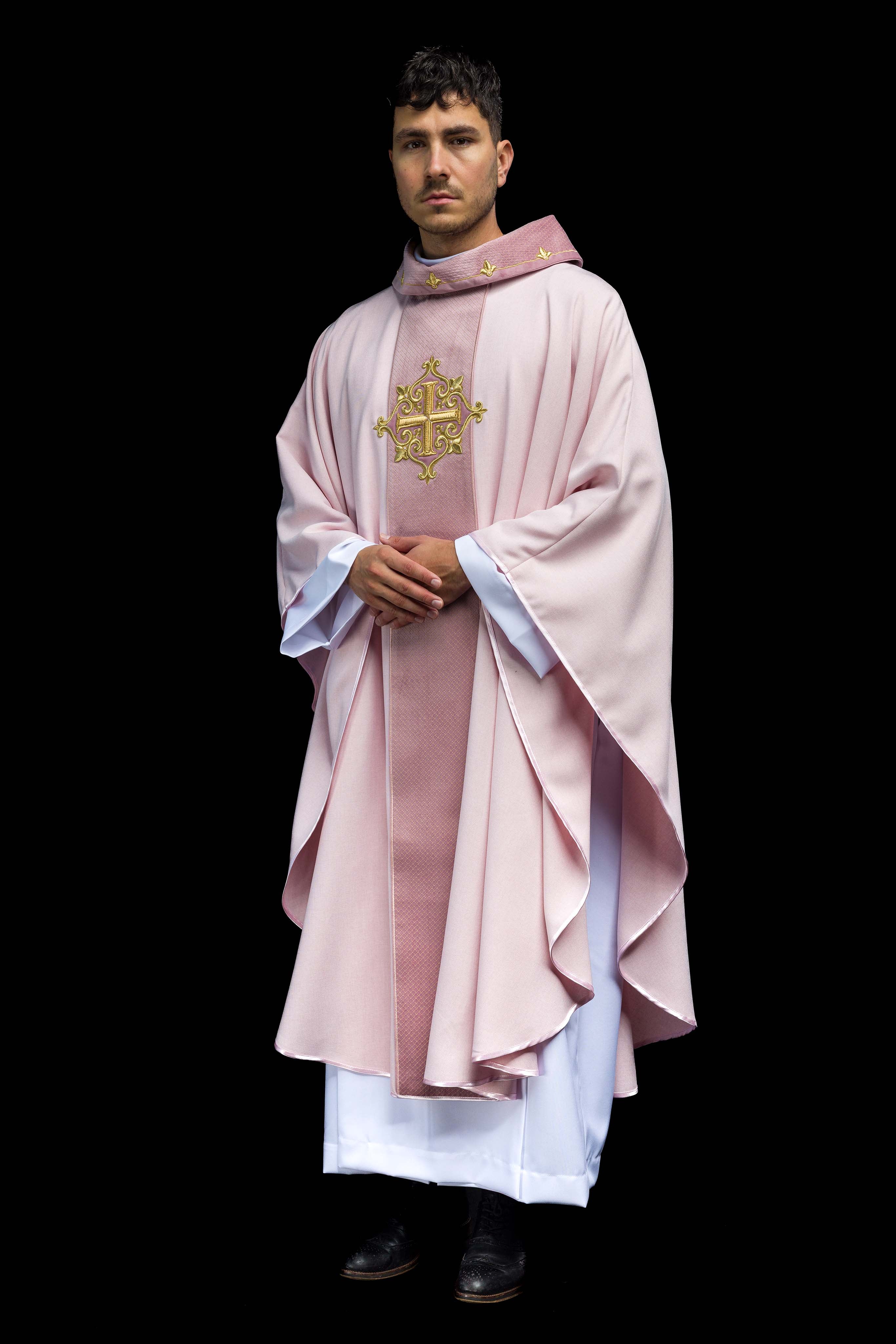 Casula bordada em veludo com símbolo de cruz rosa