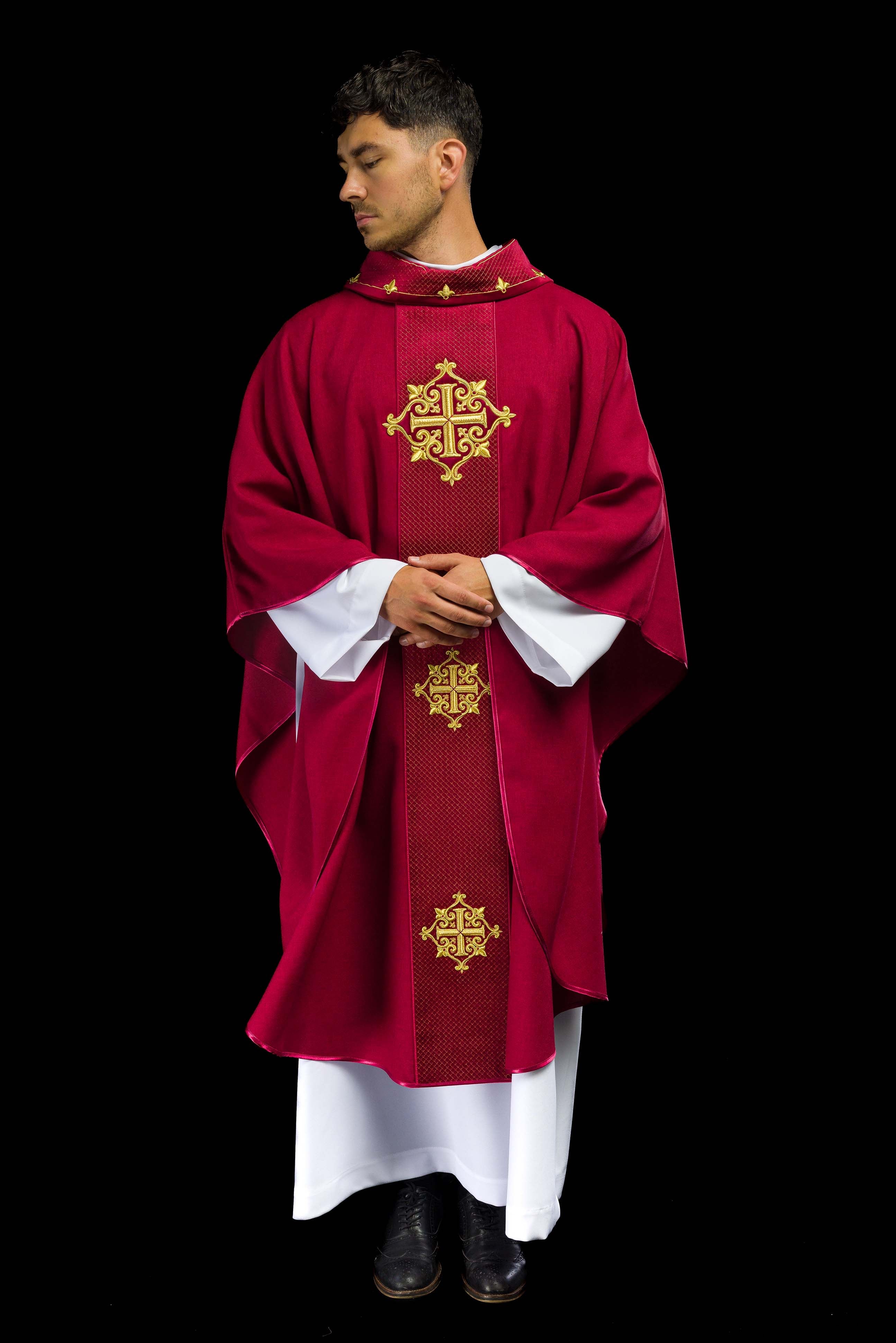 Casula com faixa de veludo vermelho e bordado de cruzes - chasubles.com.br