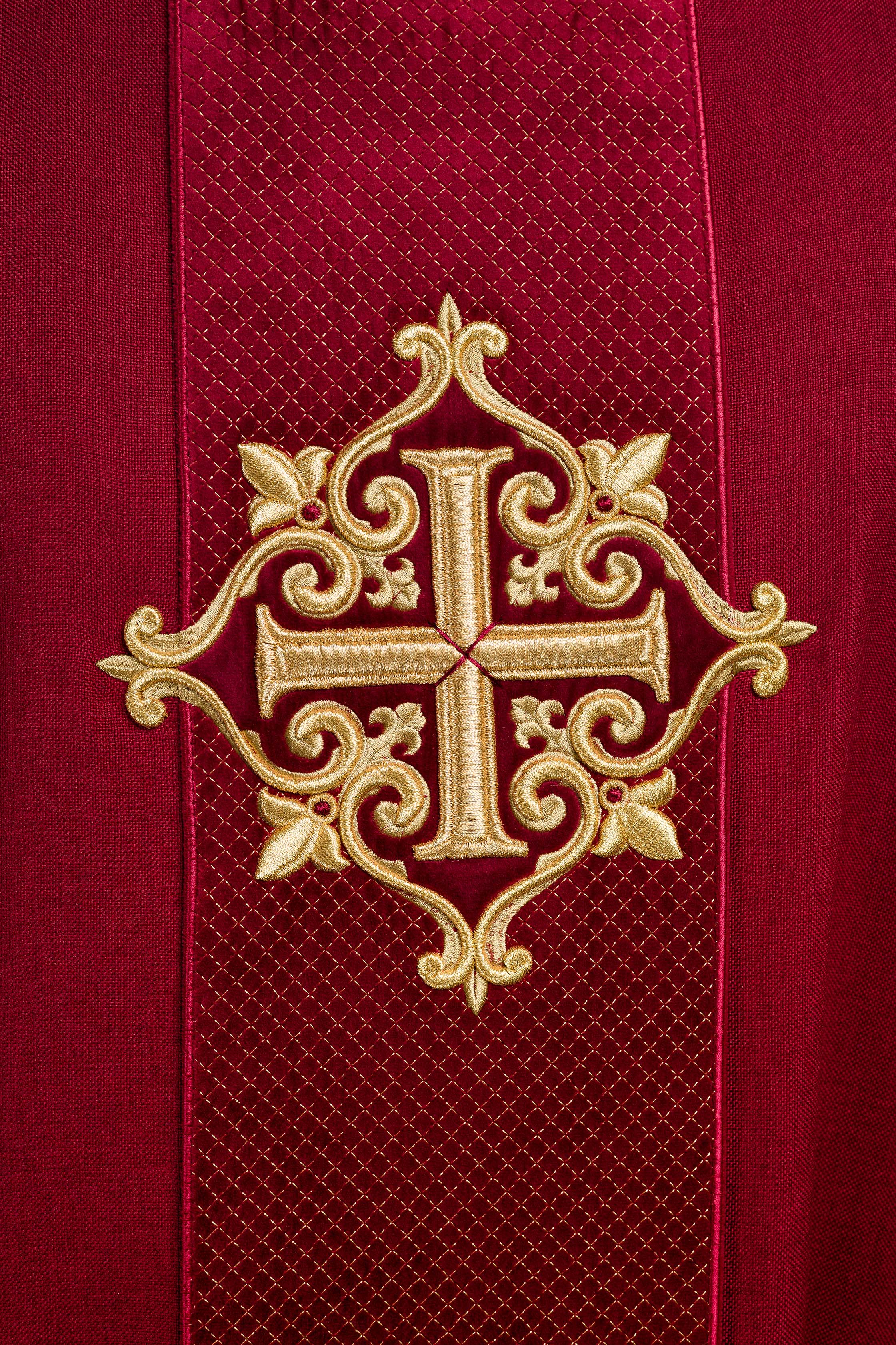 Casula com faixa de veludo vermelho e bordado de cruzes - chasubles.com.br