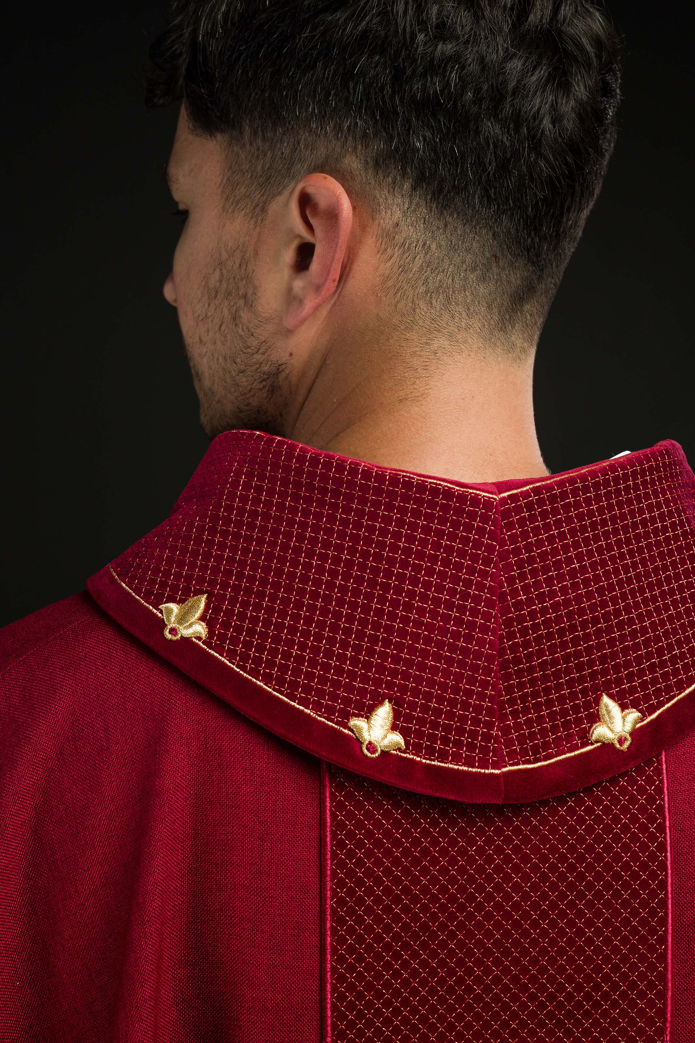 Casula com faixa de veludo vermelho e bordado de cruzes - chasubles.com.br