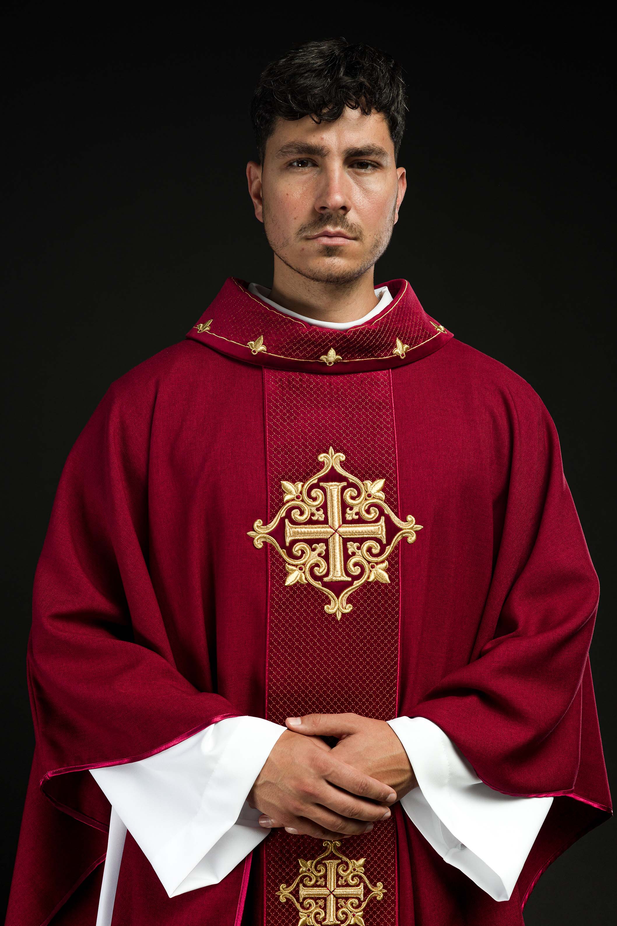 Casula com faixa de veludo vermelho e bordado de cruzes - chasubles.com.br