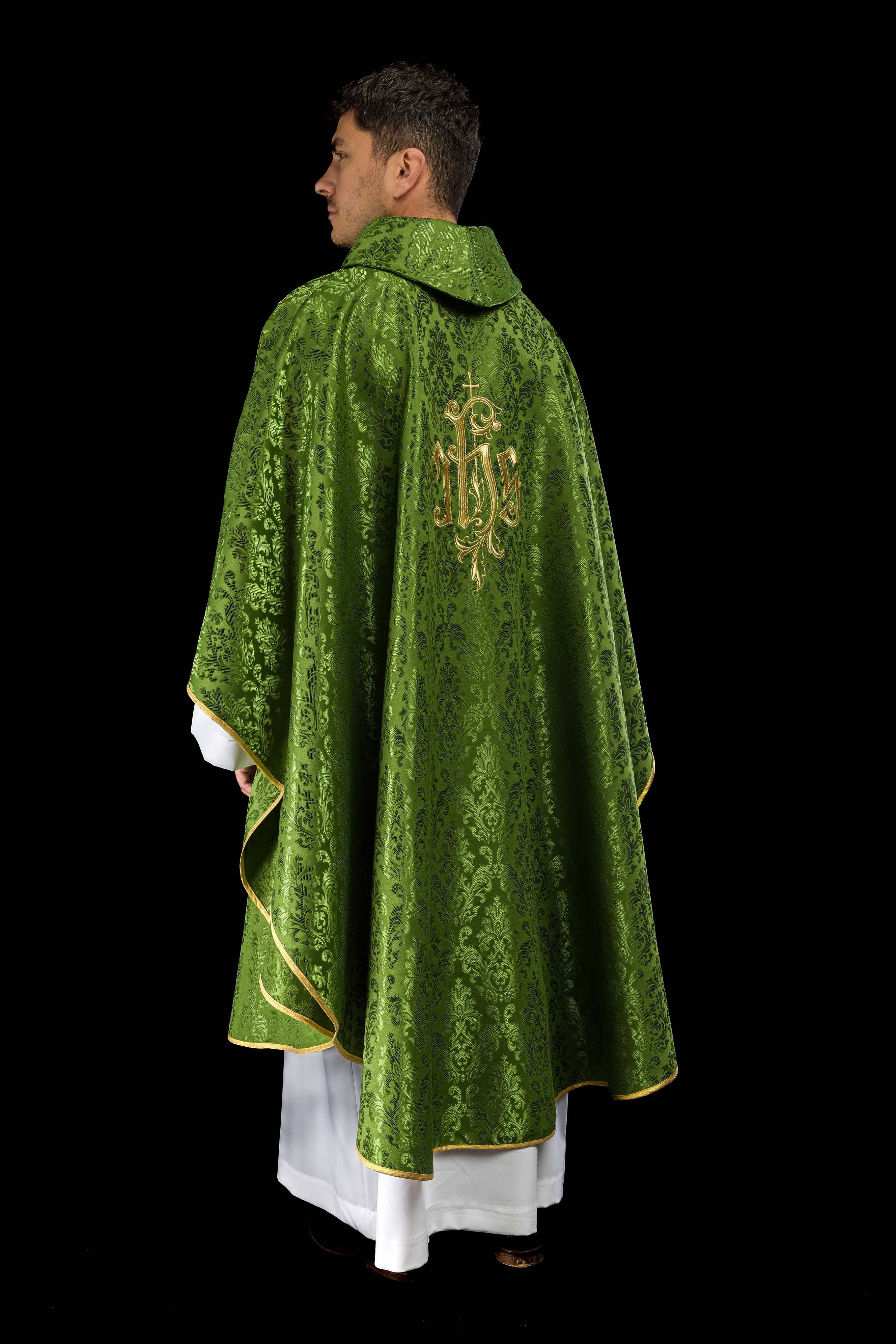 Casula verde com bordado IHS em tecido ornamental - chasubles.com.br