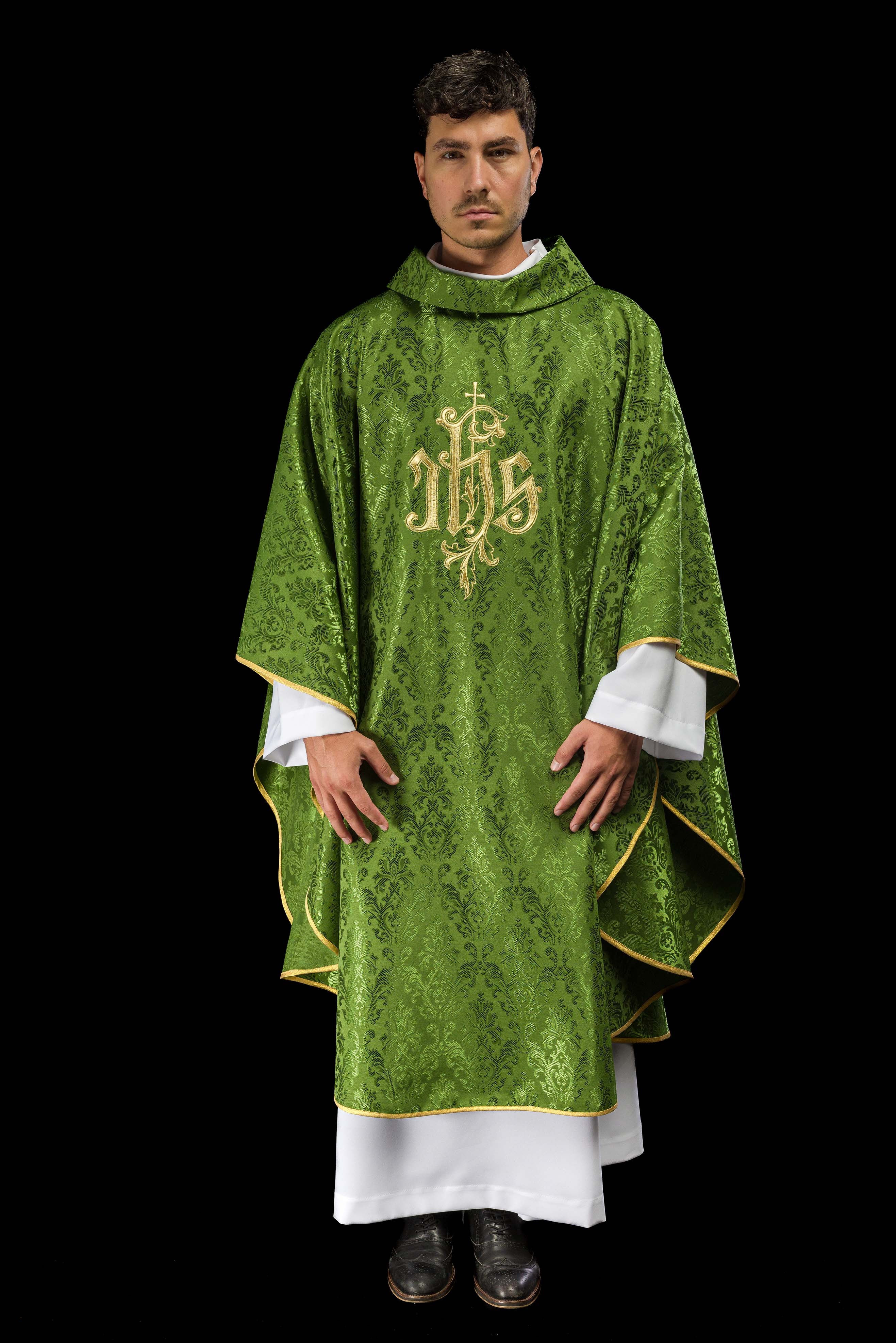 Casula verde com bordado IHS em tecido ornamental - chasubles.com.br
