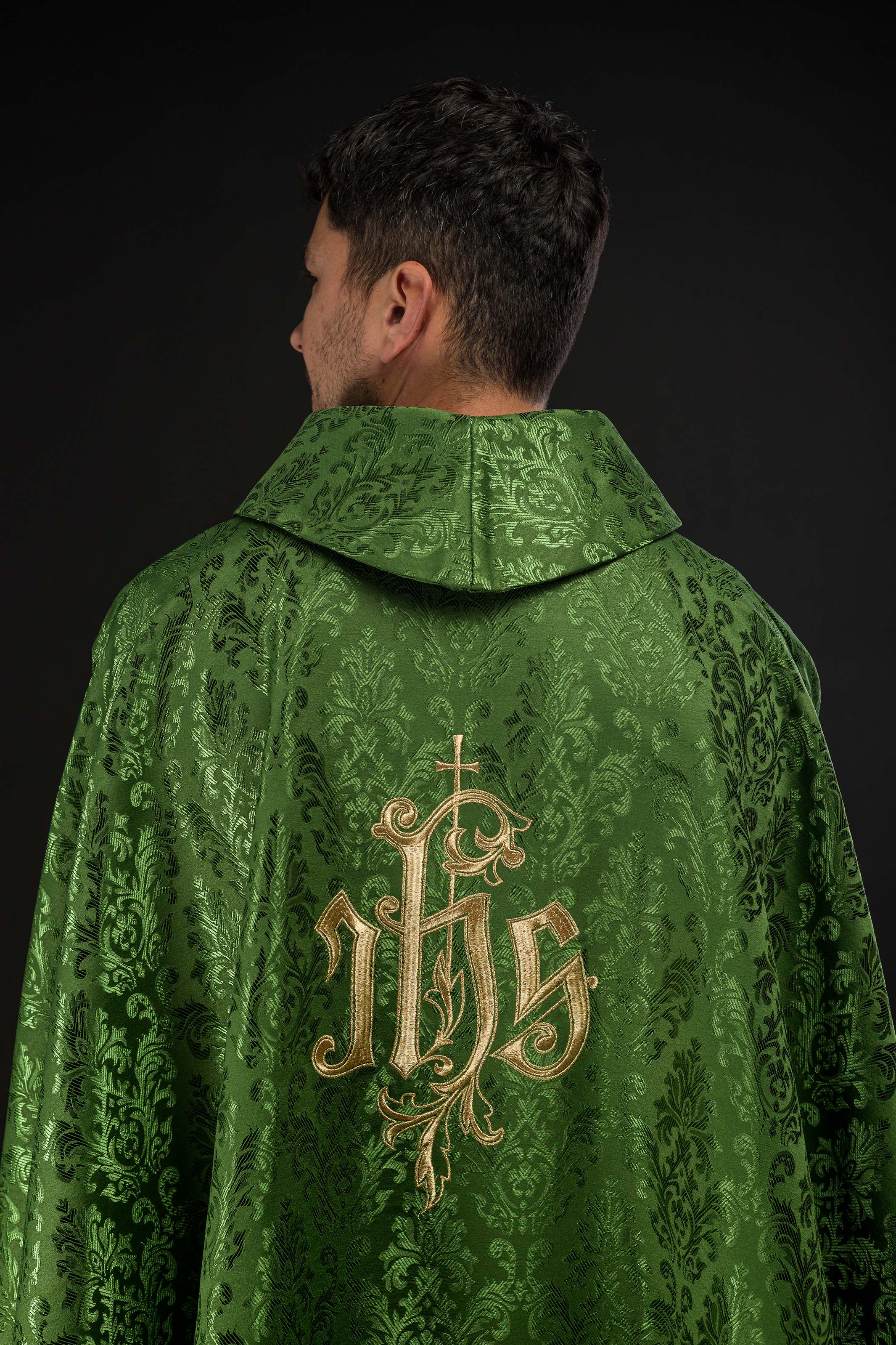 Casula verde com bordado IHS em tecido ornamental - chasubles.com.br