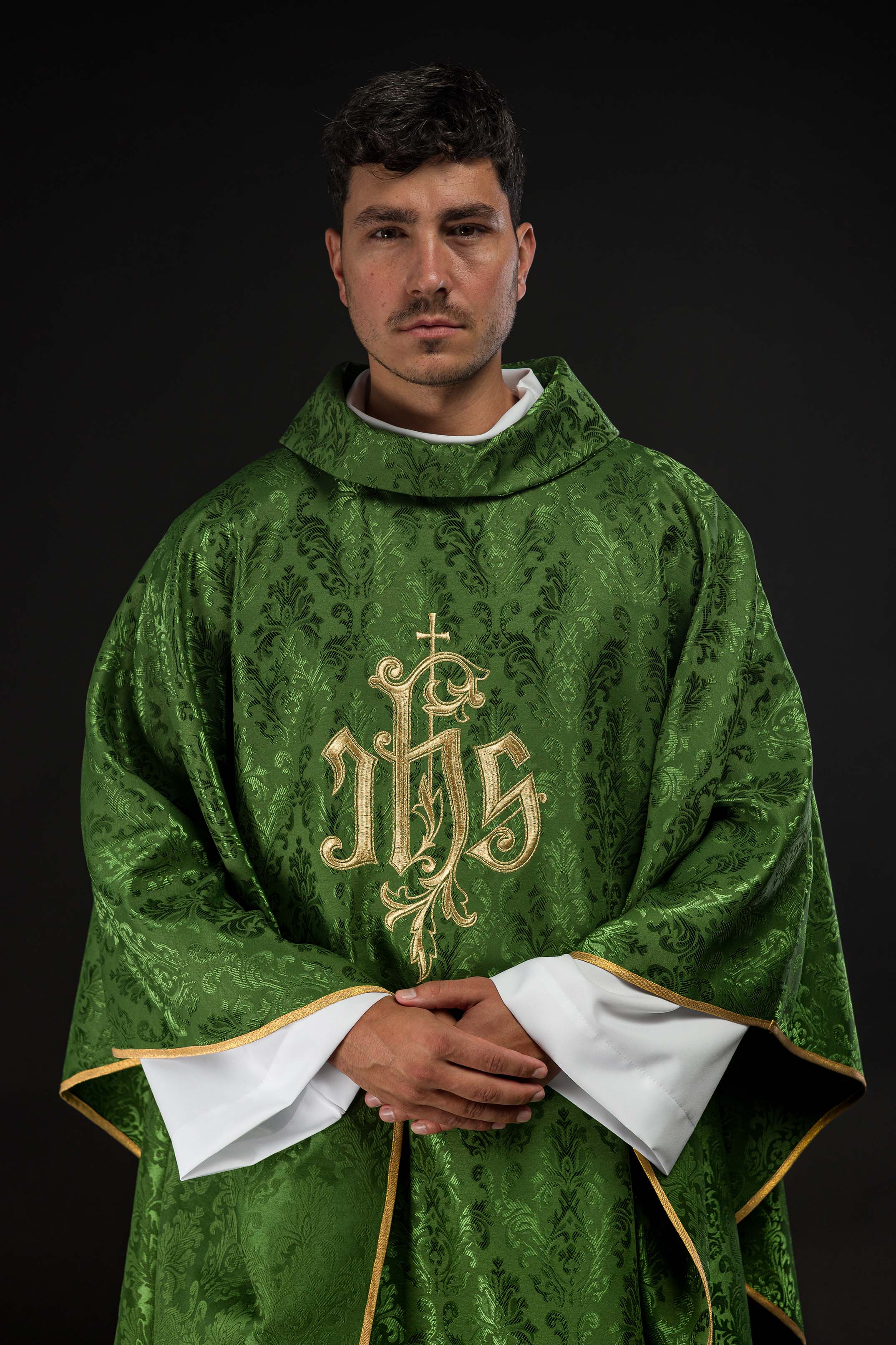 Casula verde com bordado IHS em tecido ornamental - chasubles.com.br