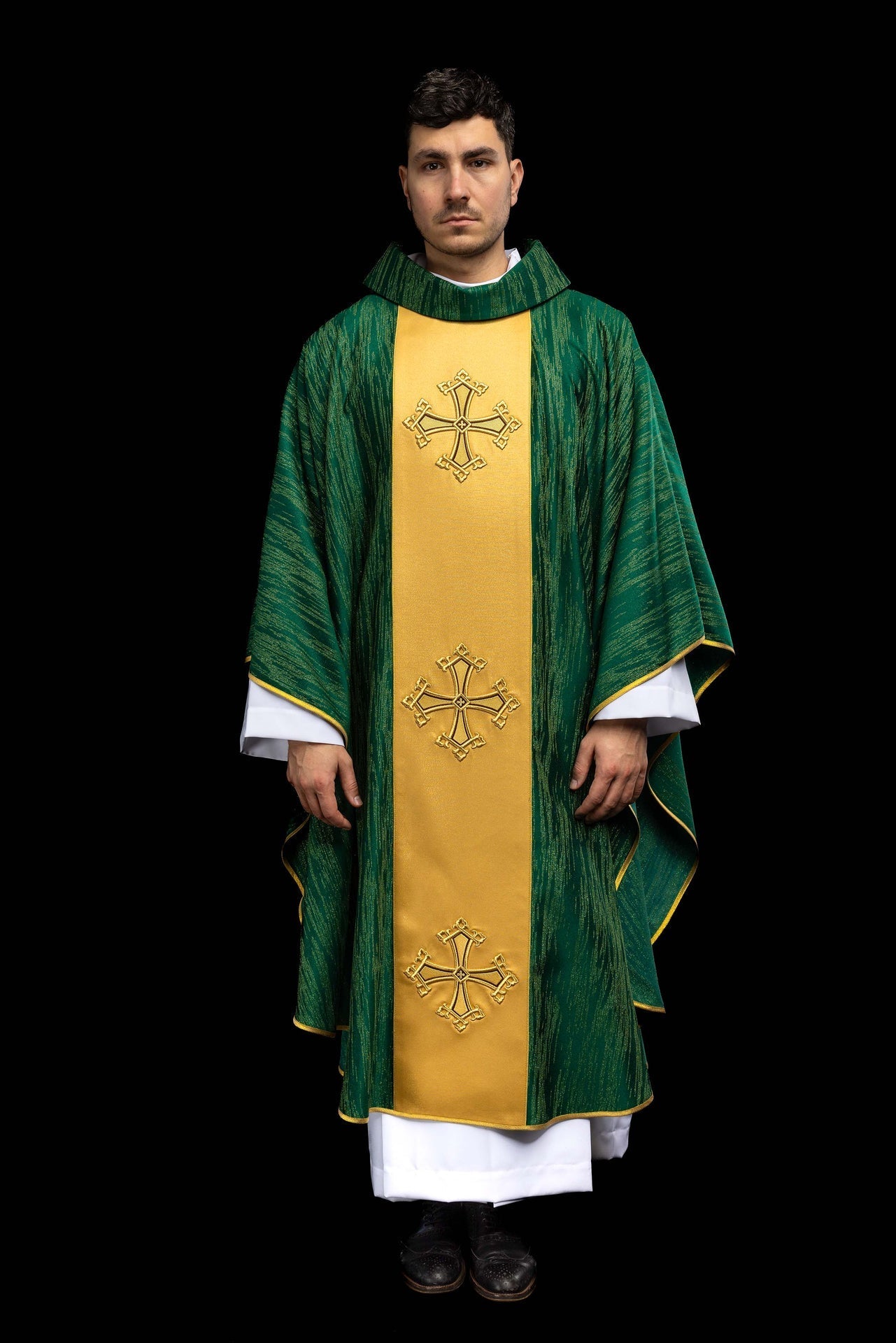 Casula verde com bordado de cruz e faixa em tecido ornamental