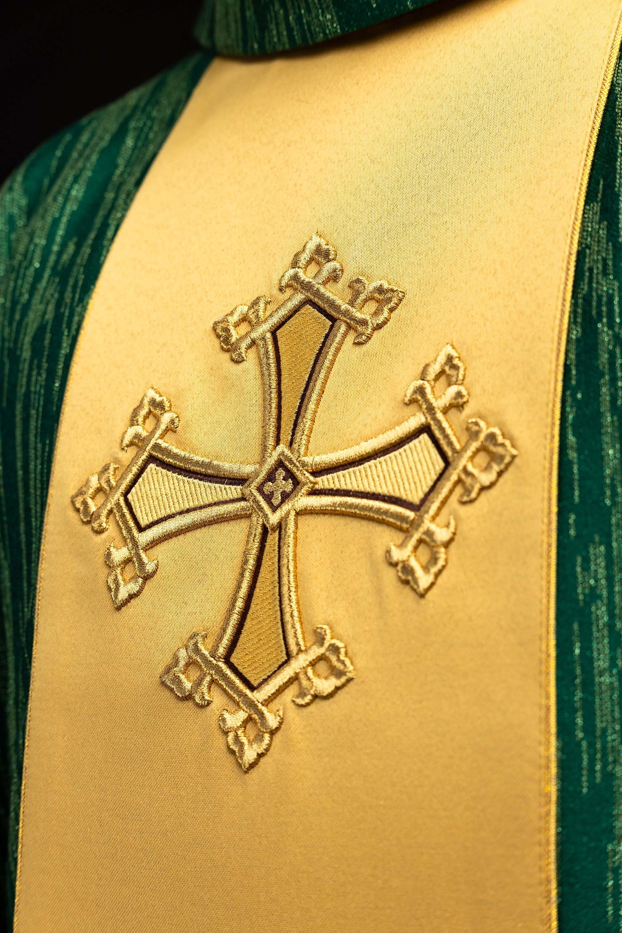 Casula verde com bordado de cruz e faixa em tecido ornamental