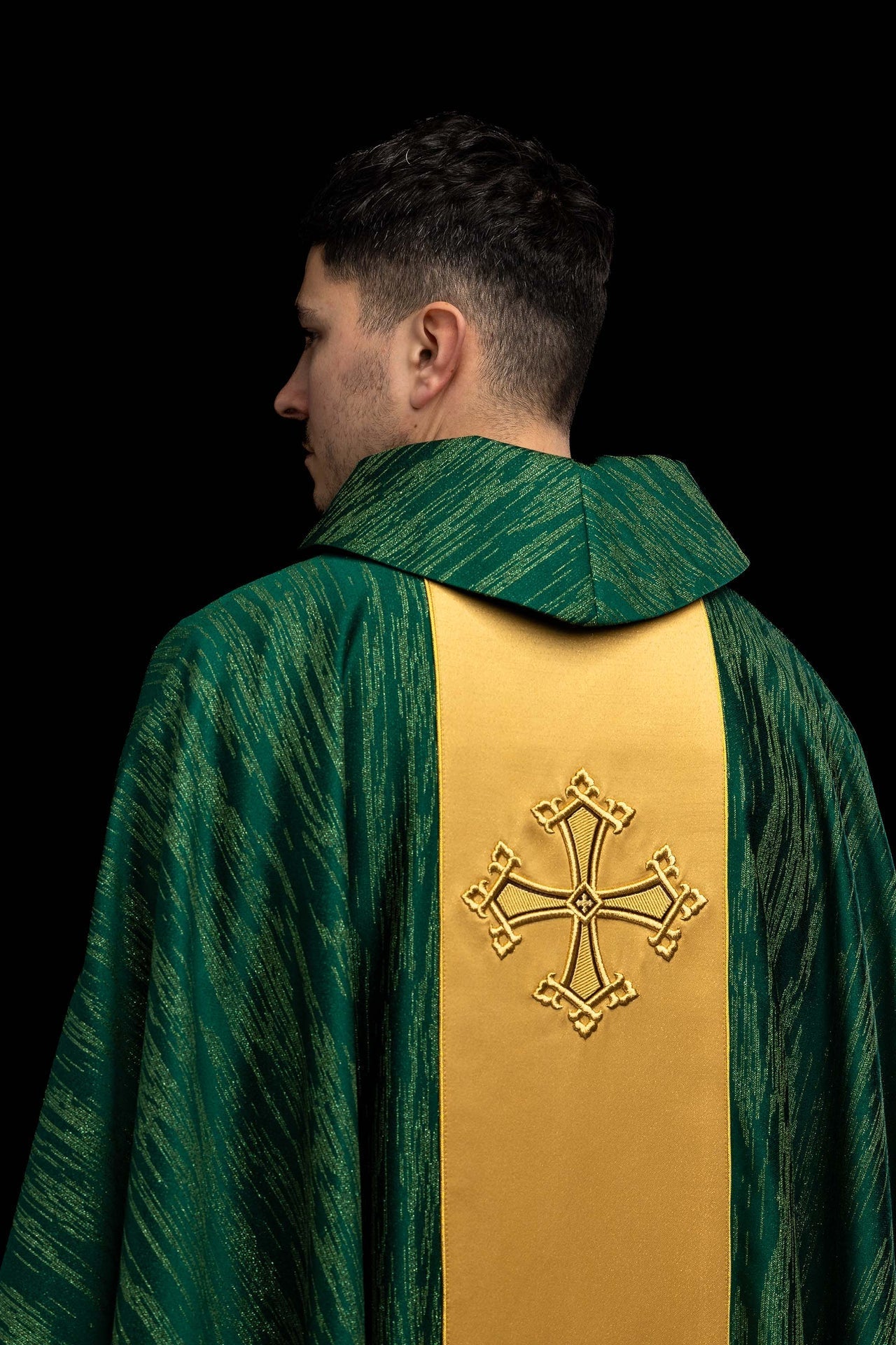 Casula verde com bordado de cruz e faixa em tecido ornamental