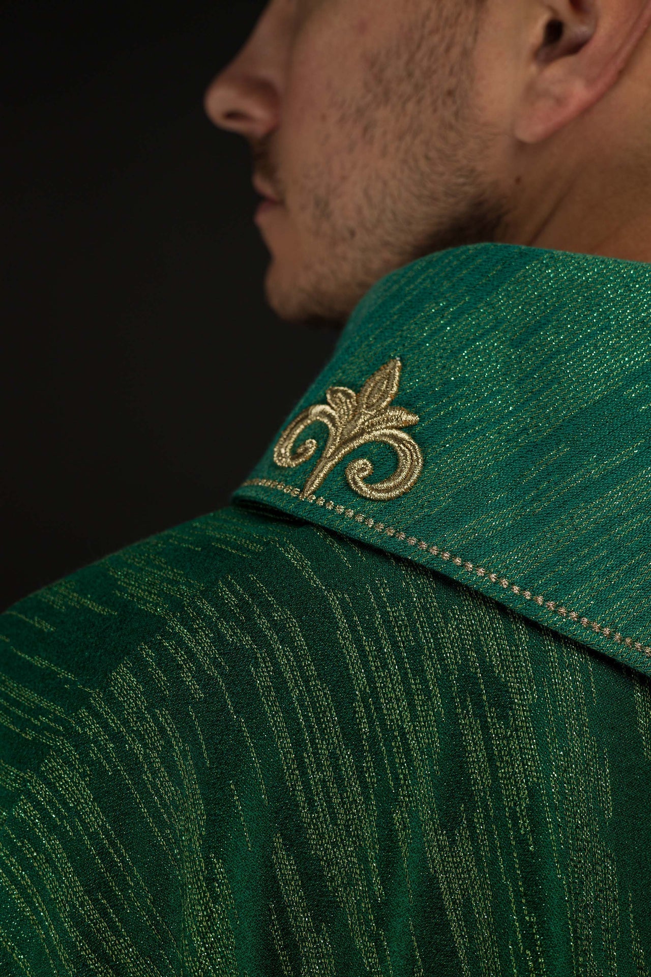 Casula verde com bordado de cruz em tecido ornamental