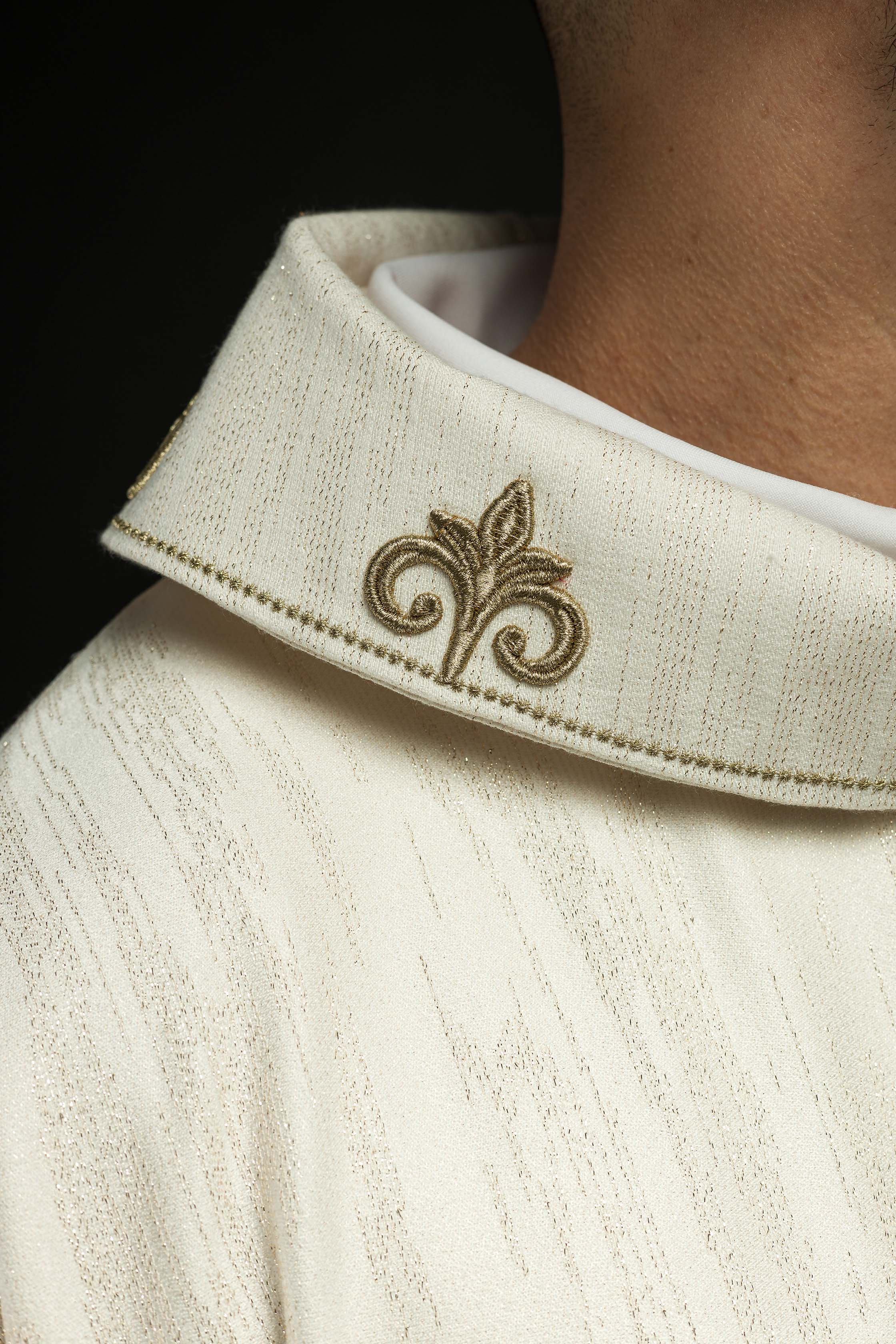 Casula creme com bordado de cruz em tecido ornamental