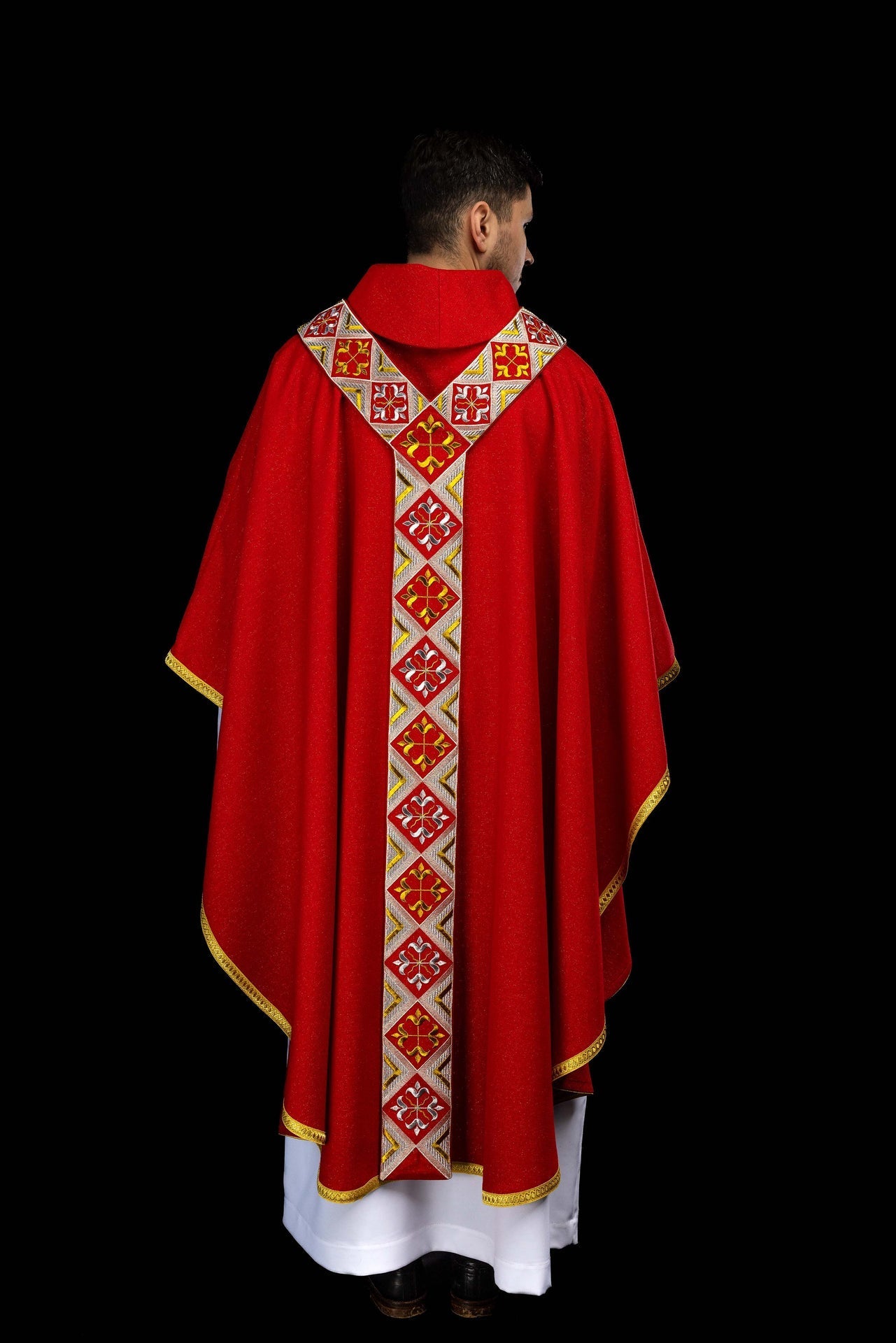 Conjunto de casula vermelha com faixa bordada