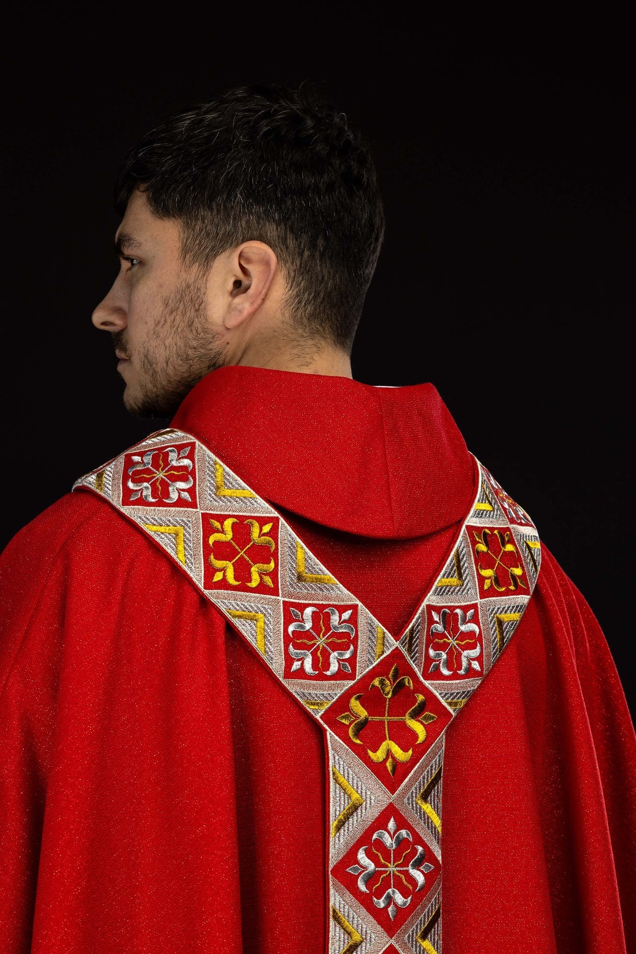 Conjunto de casula vermelha com faixa bordada