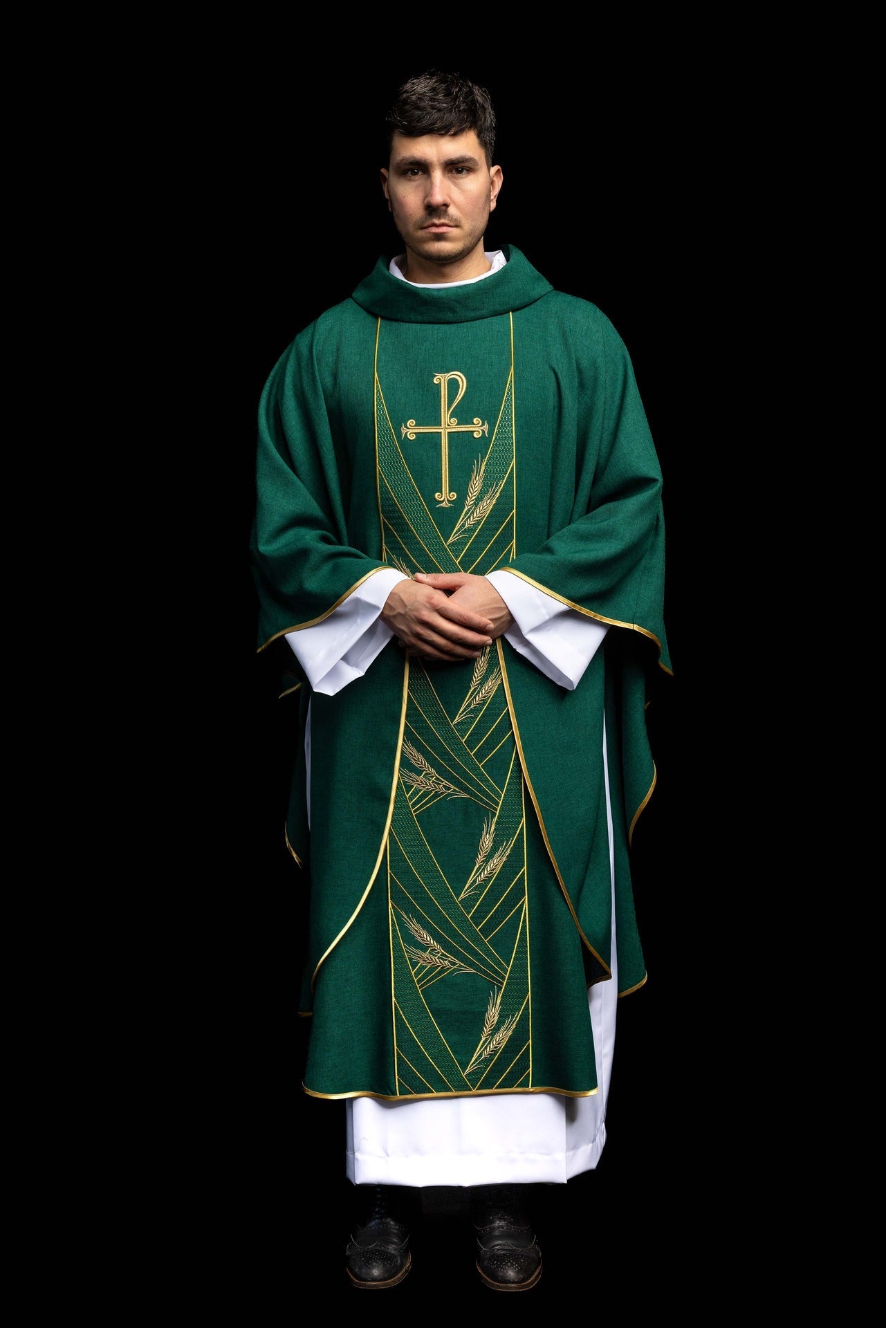 Casula verde com faixa bordada Pax e espigas, gola alta.