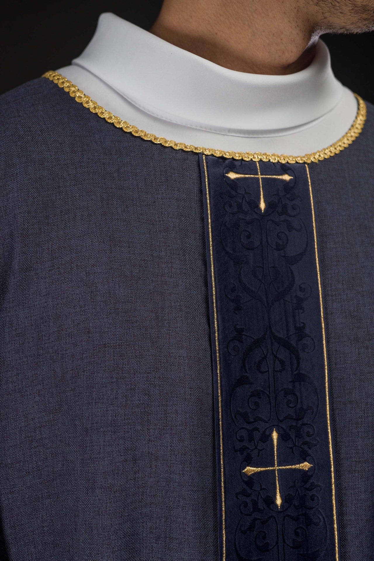 Casula roxa com faixa bordada de cruzes