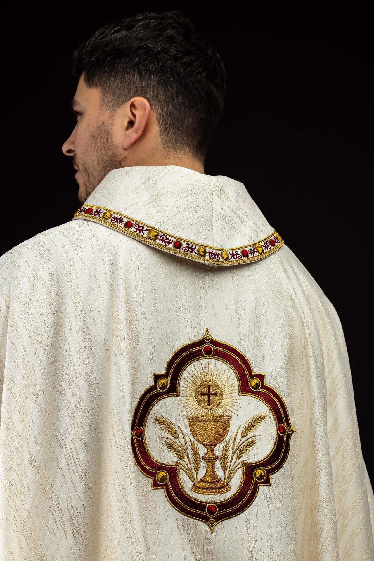Casula bordada com Sagrado Coração de Jesus e Cálice Eucarístico
