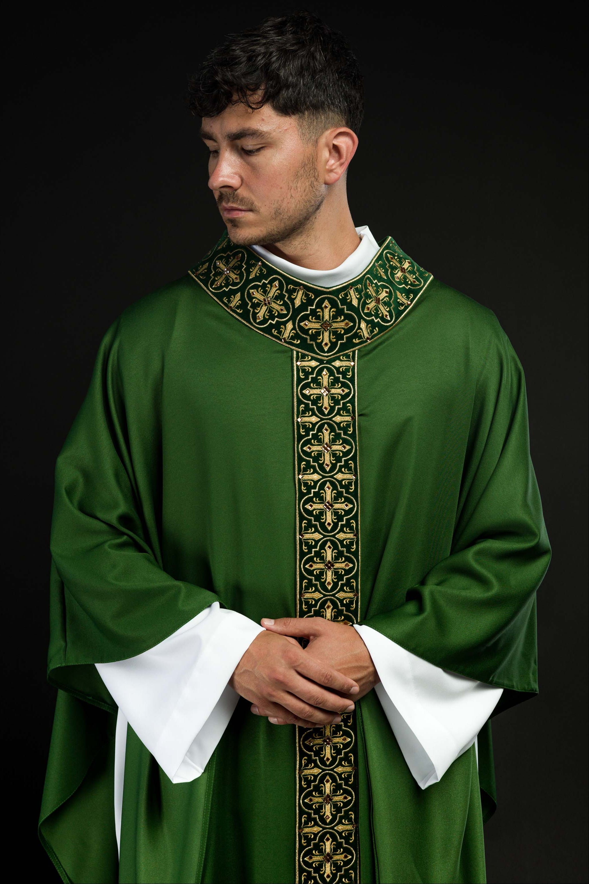 Casula verde decorada com 500 pedras e faixa estreita - chasubles.com.br