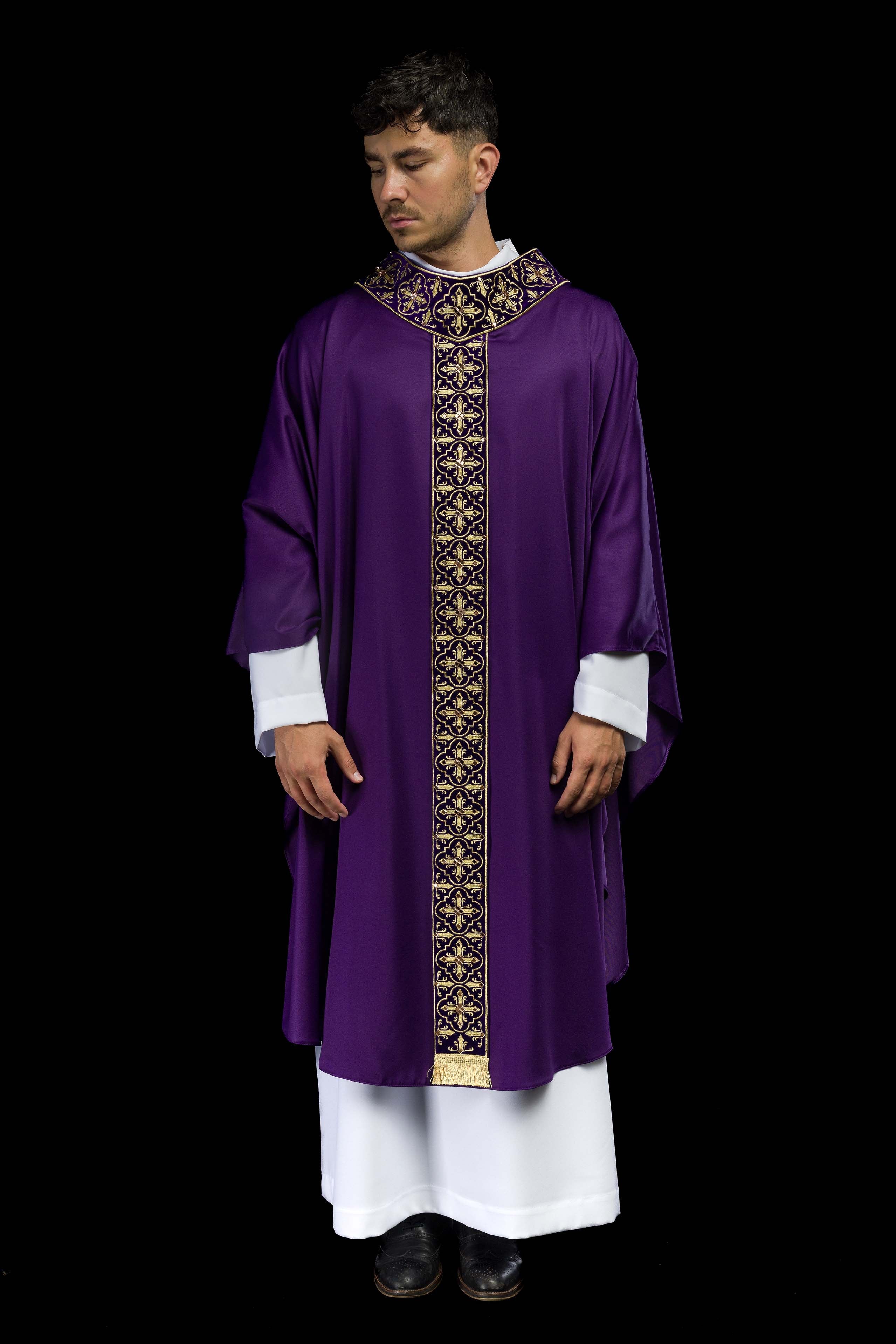 Casula roxa adornada com 500 pedras e faixa estreita - chasubles.com.br