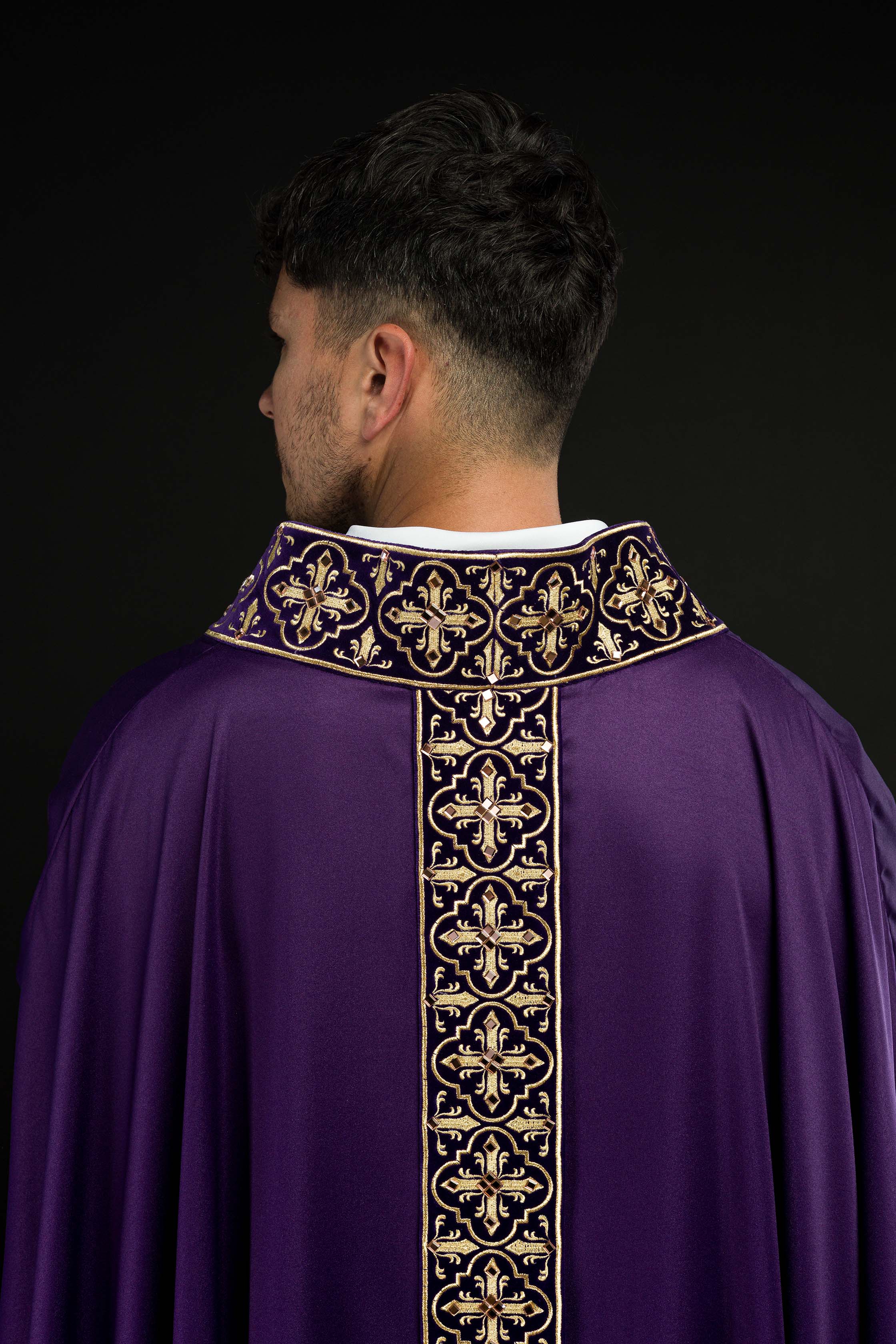 Casula roxa adornada com 500 pedras e faixa estreita - chasubles.com.br