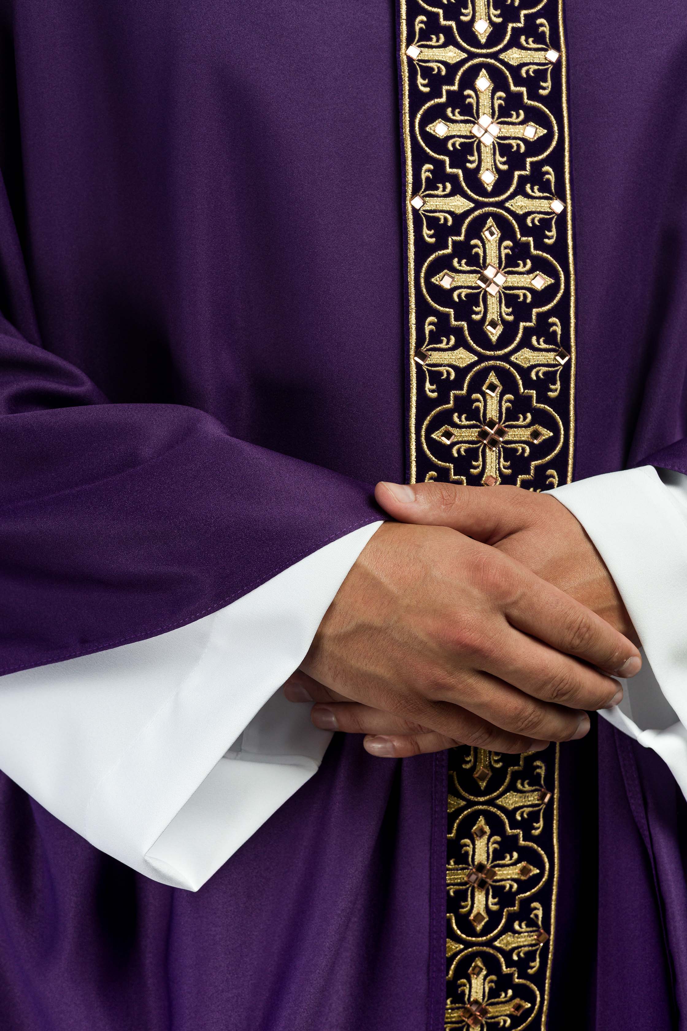 Casula roxa adornada com 500 pedras e faixa estreita - chasubles.com.br