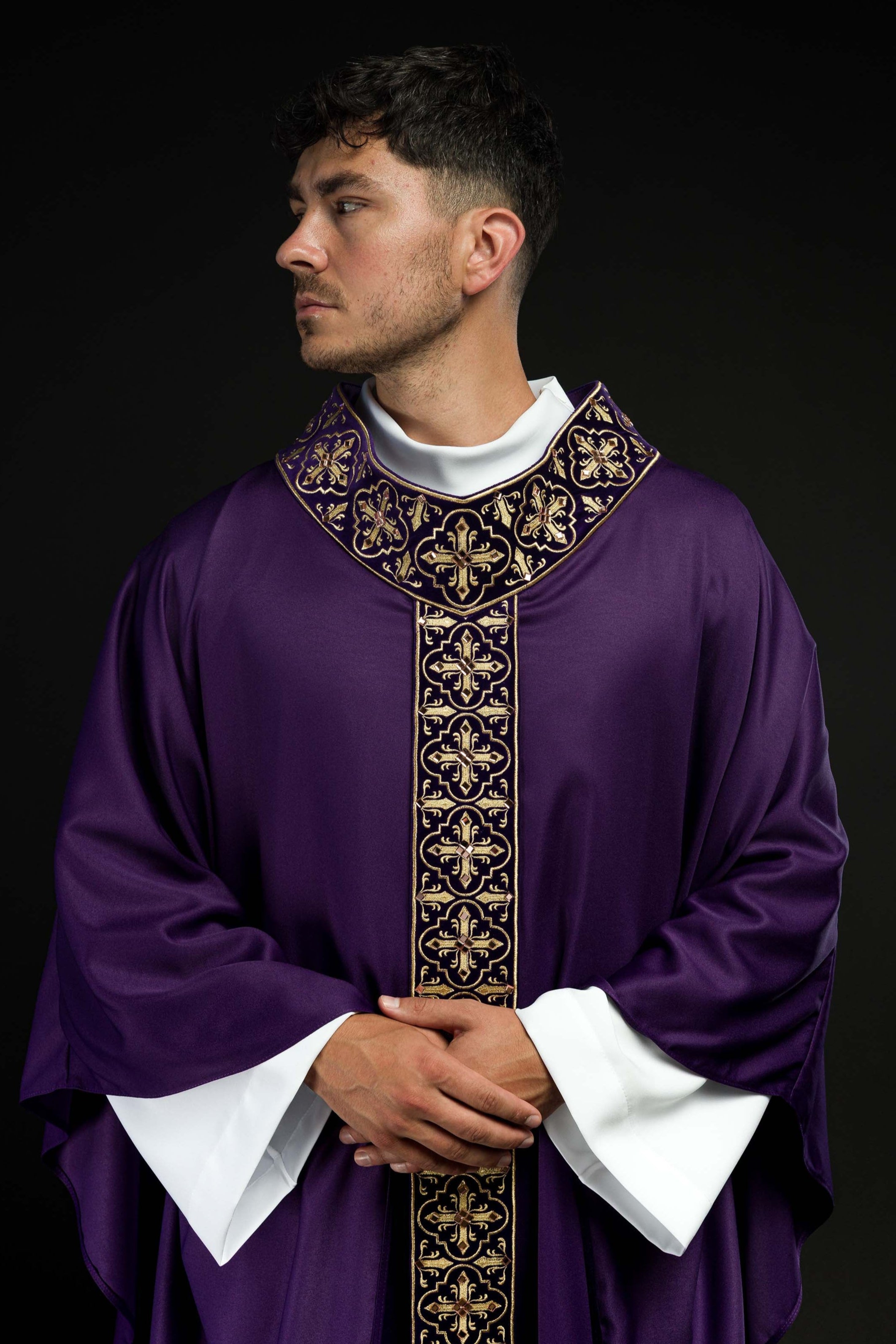Casula roxa adornada com 500 pedras e faixa estreita - chasubles.com.br