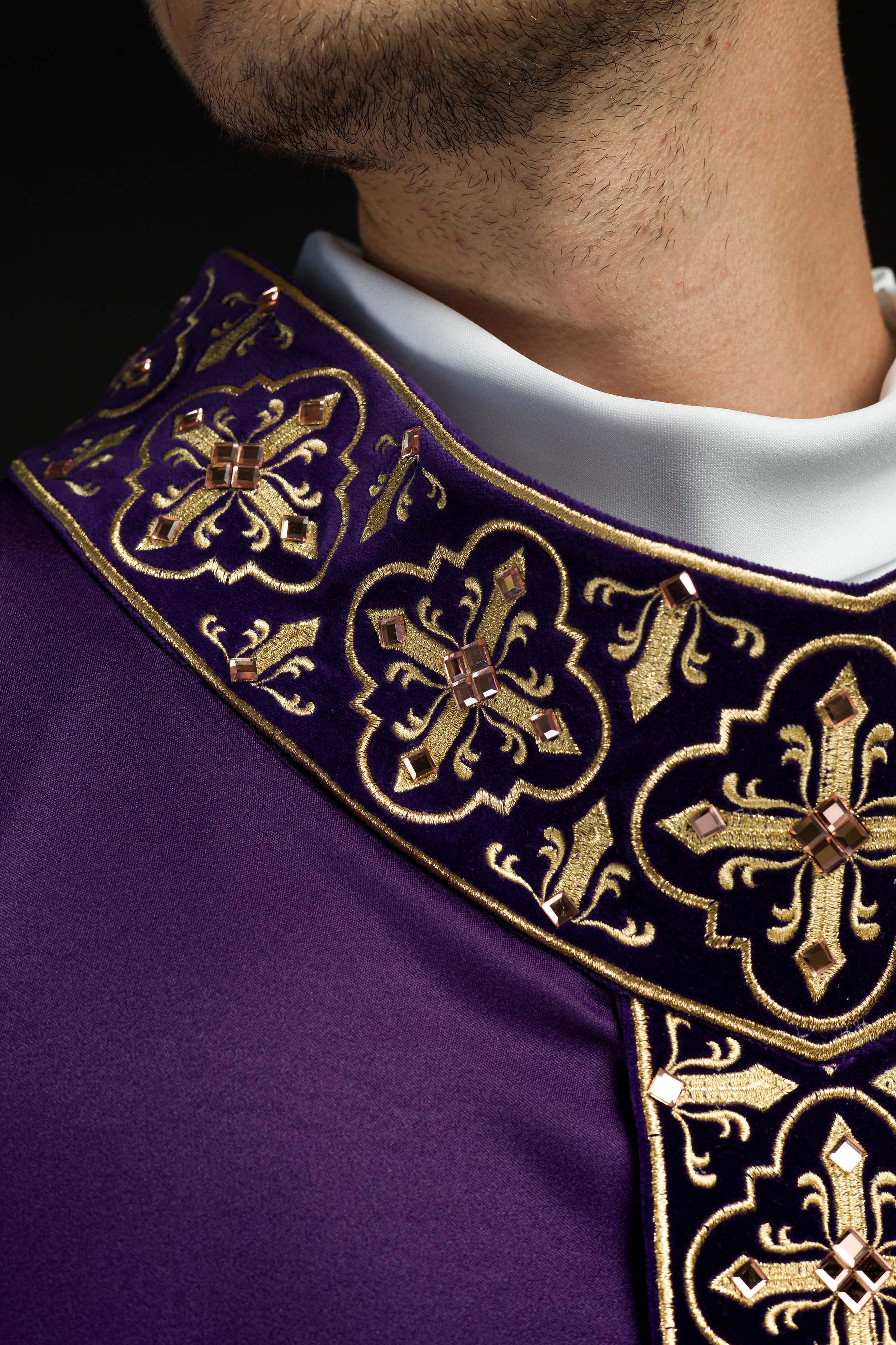 Casula roxa adornada com 500 pedras e faixa estreita - chasubles.com.br