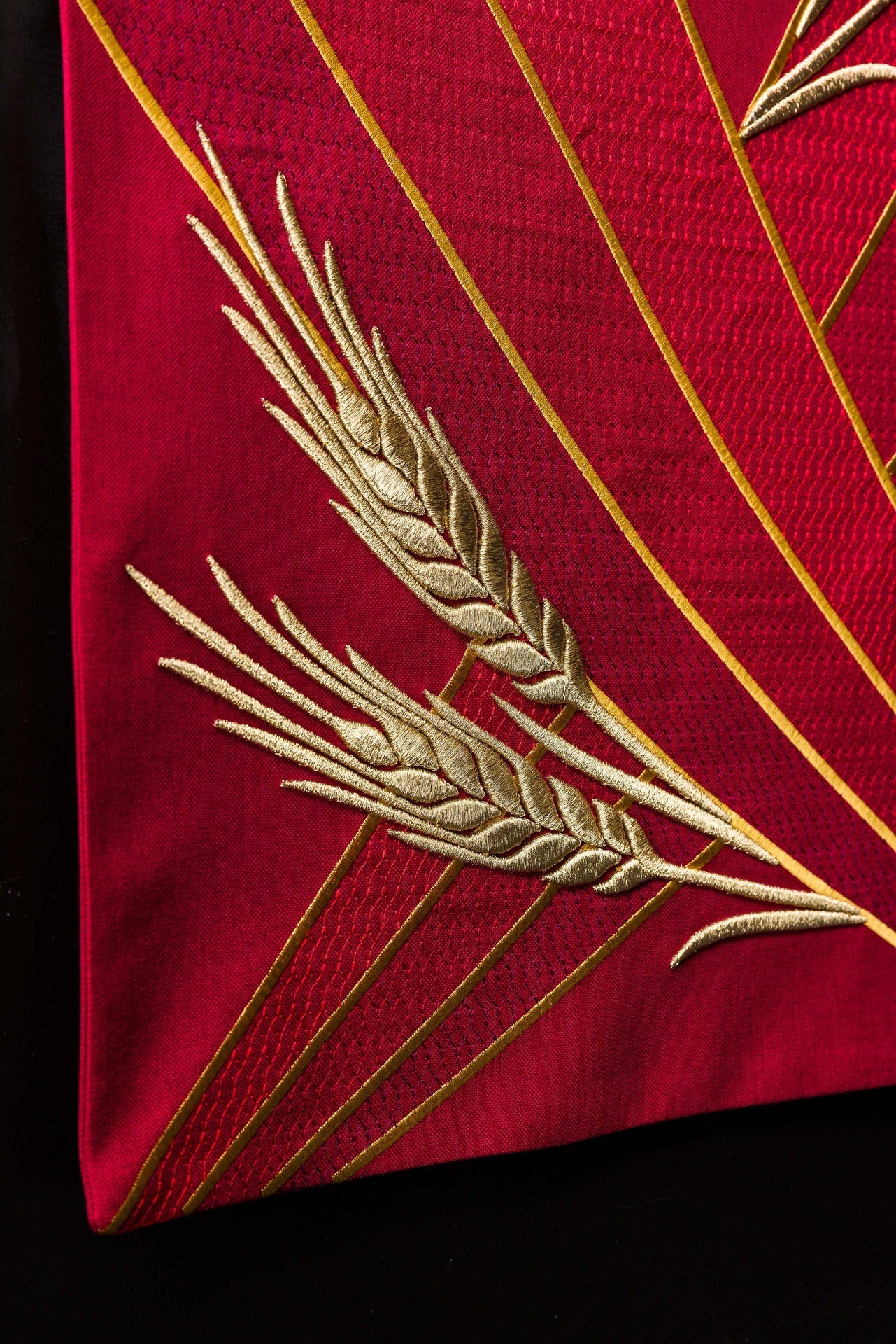 Pano para ambão vermelho com bordado de cruz e espigas de trigo - chasubles.com.br