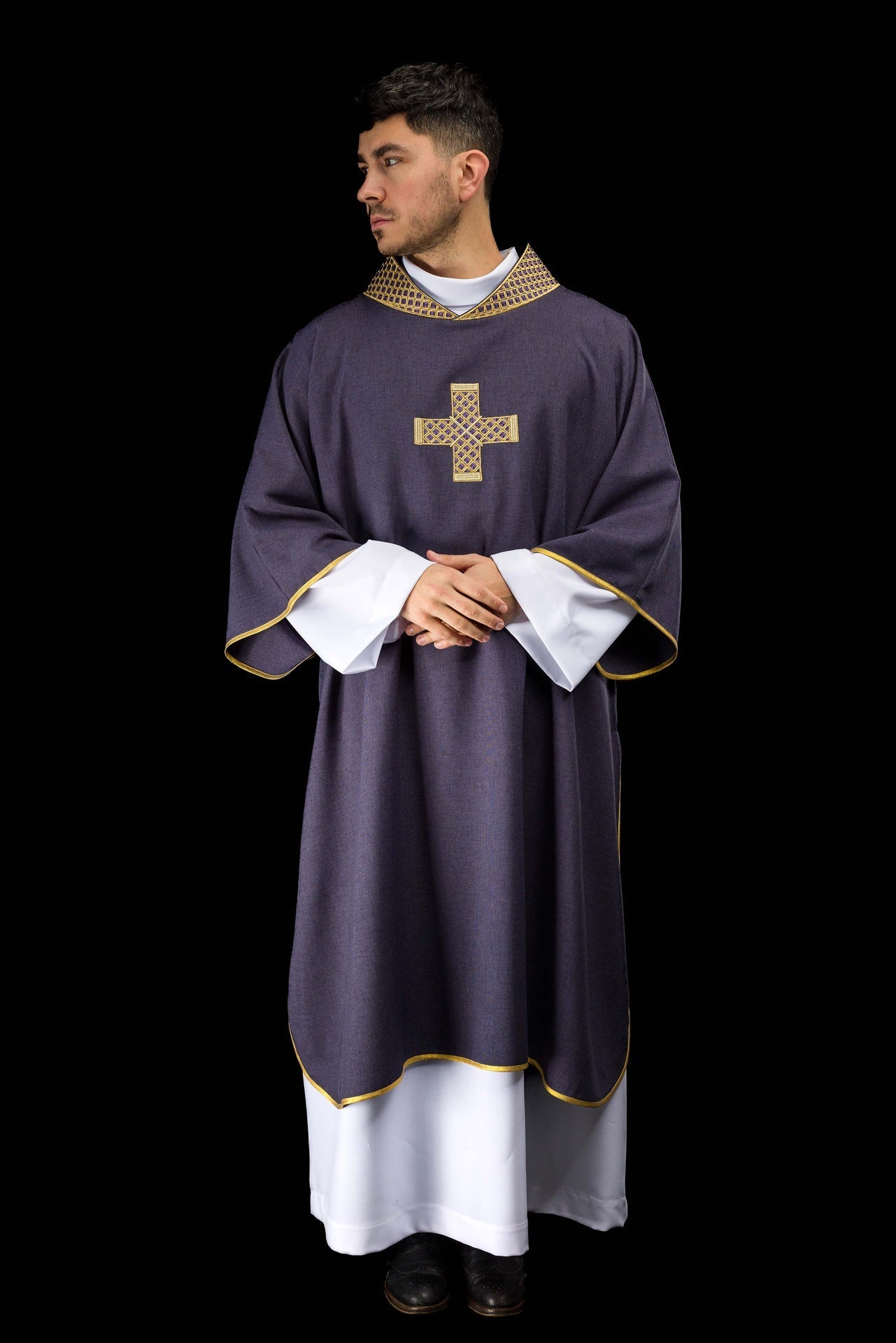 Dalmática com cruzes bordadas e gola roxa - chasubles.com.br