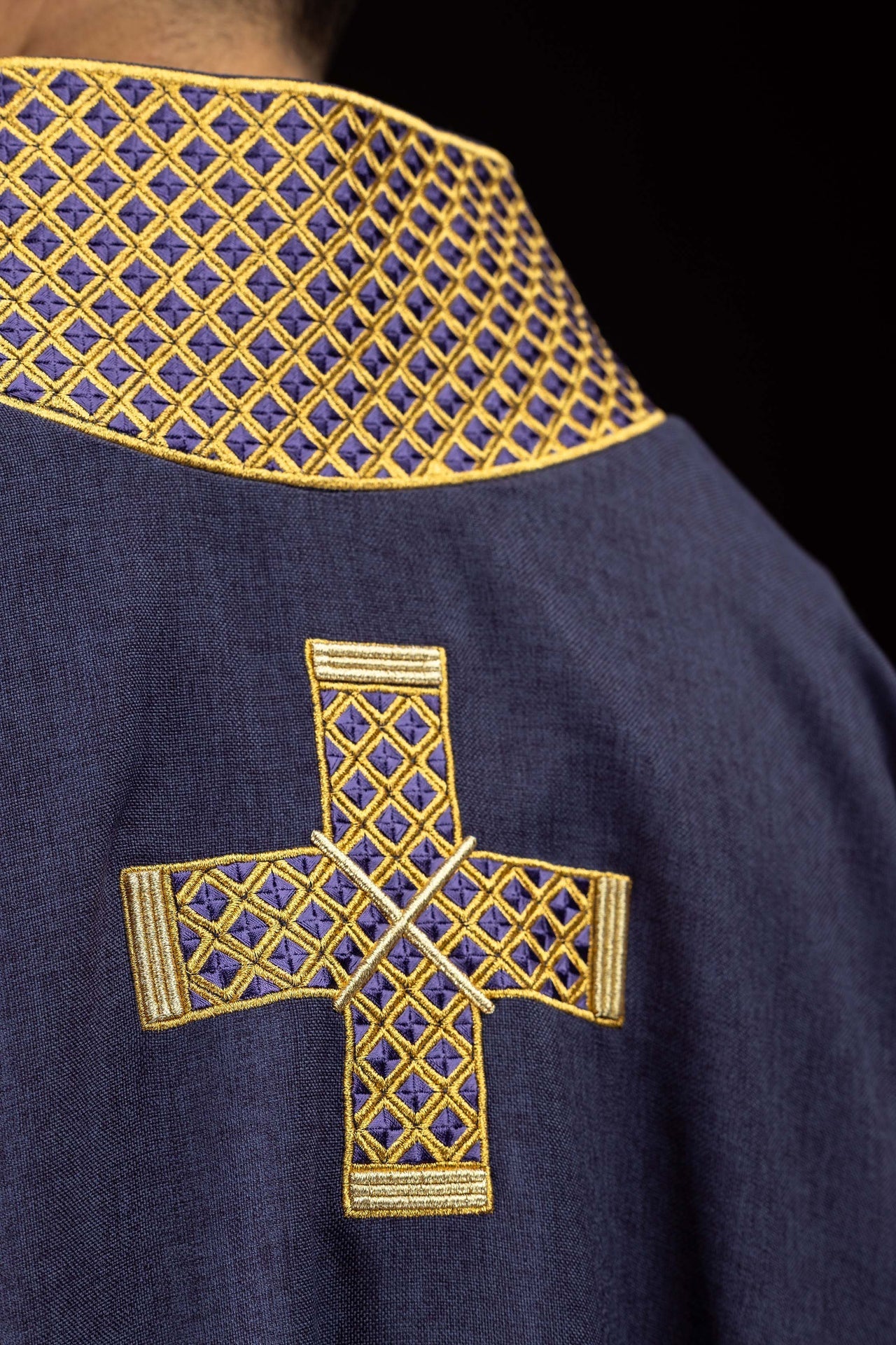 Dalmática com cruzes bordadas e gola roxa - chasubles.com.br