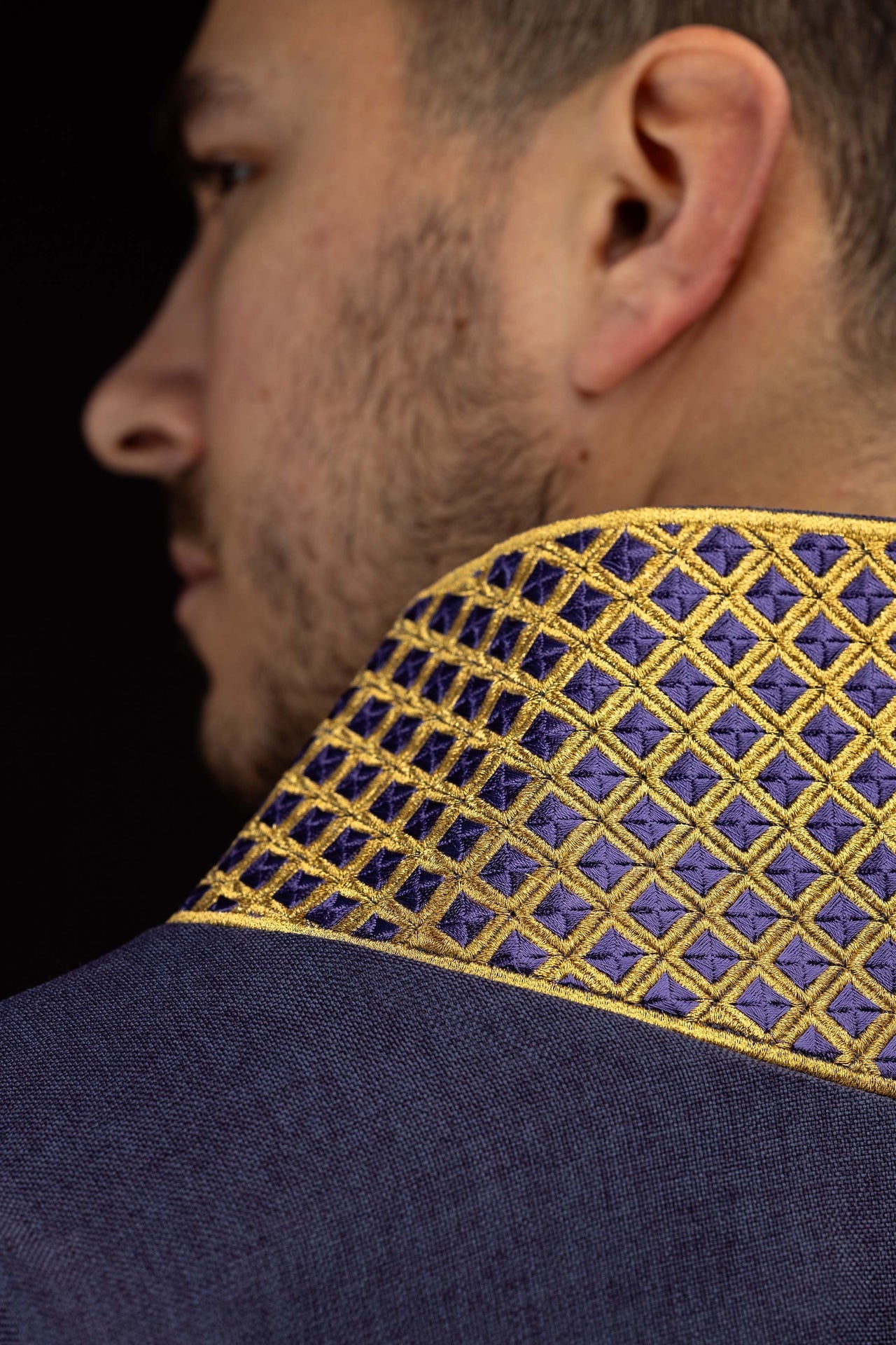 Dalmática com cruzes bordadas e gola roxa - chasubles.com.br