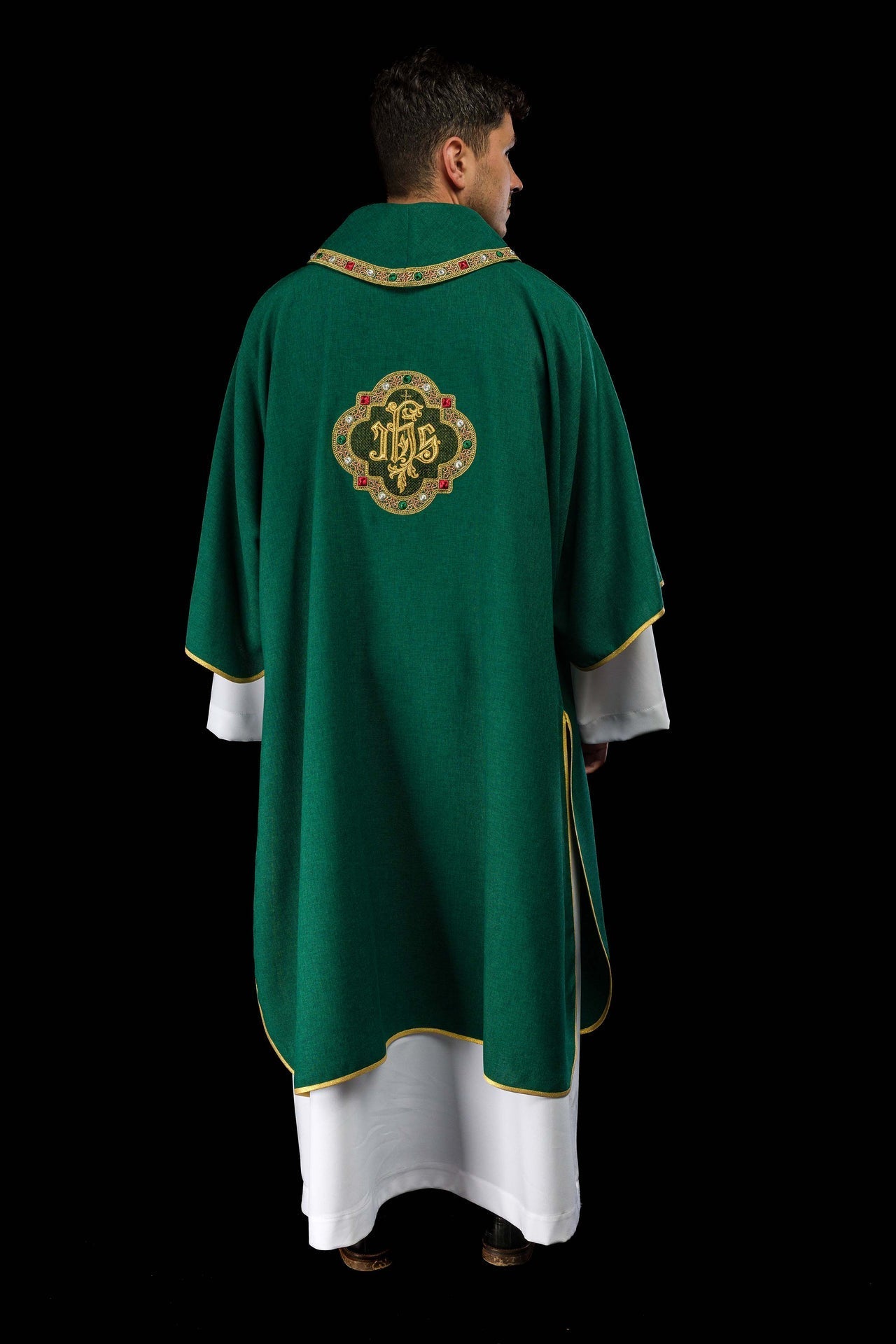Dalmática com símbolo IHS e gola verde - chasubles.com.br