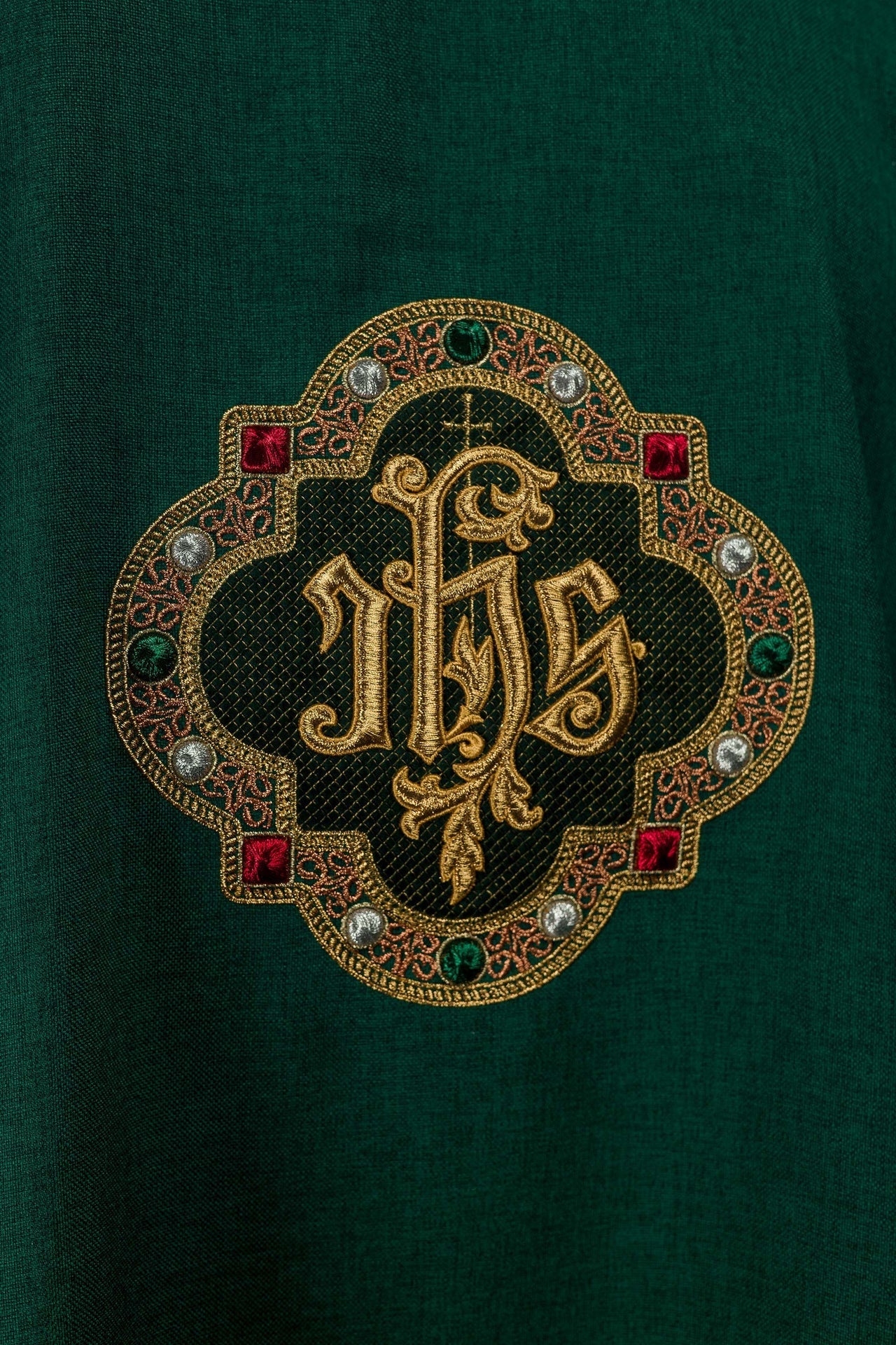 Dalmática com símbolo IHS e gola verde - chasubles.com.br