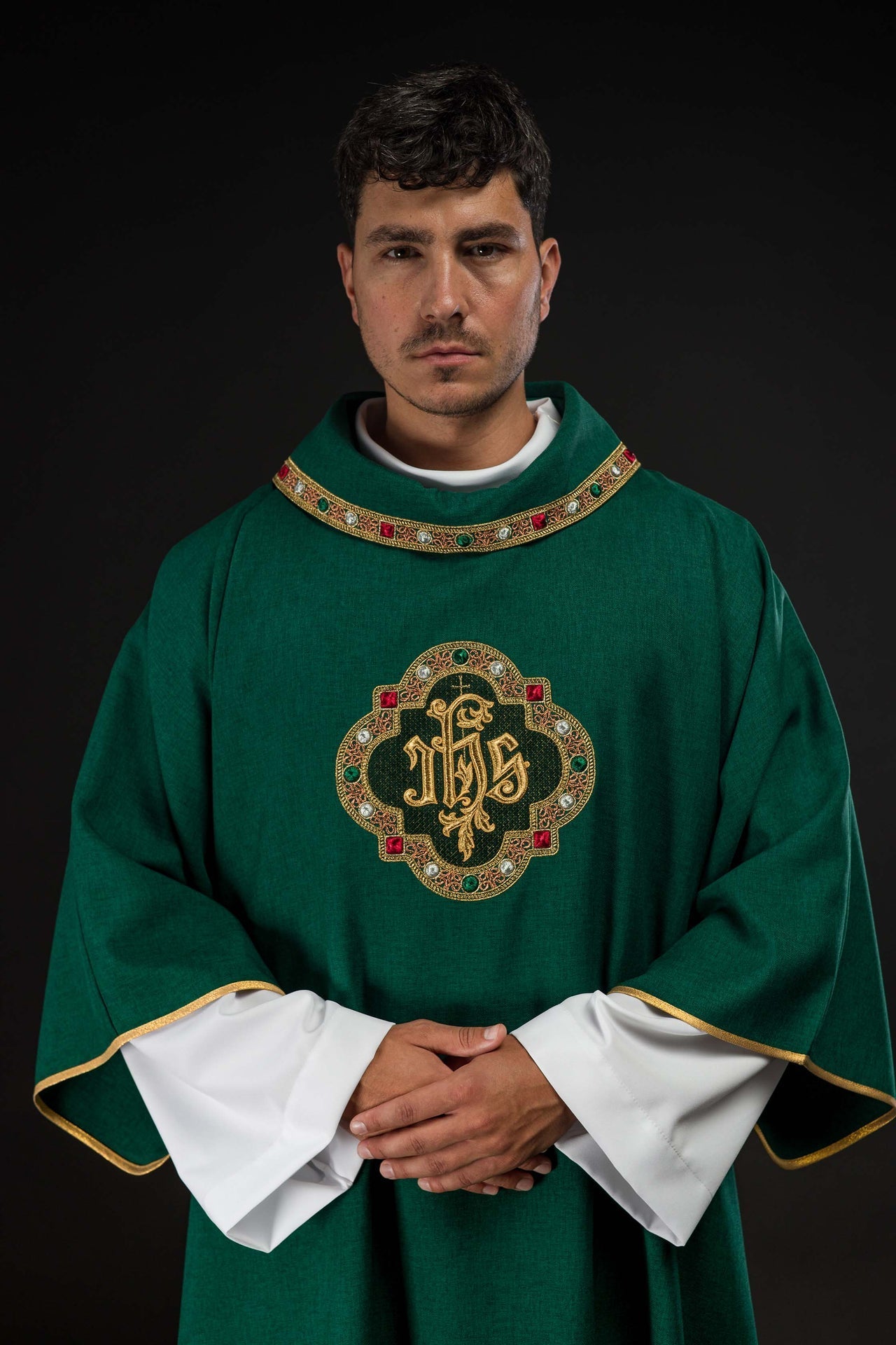 Dalmática com símbolo IHS e gola verde - chasubles.com.br